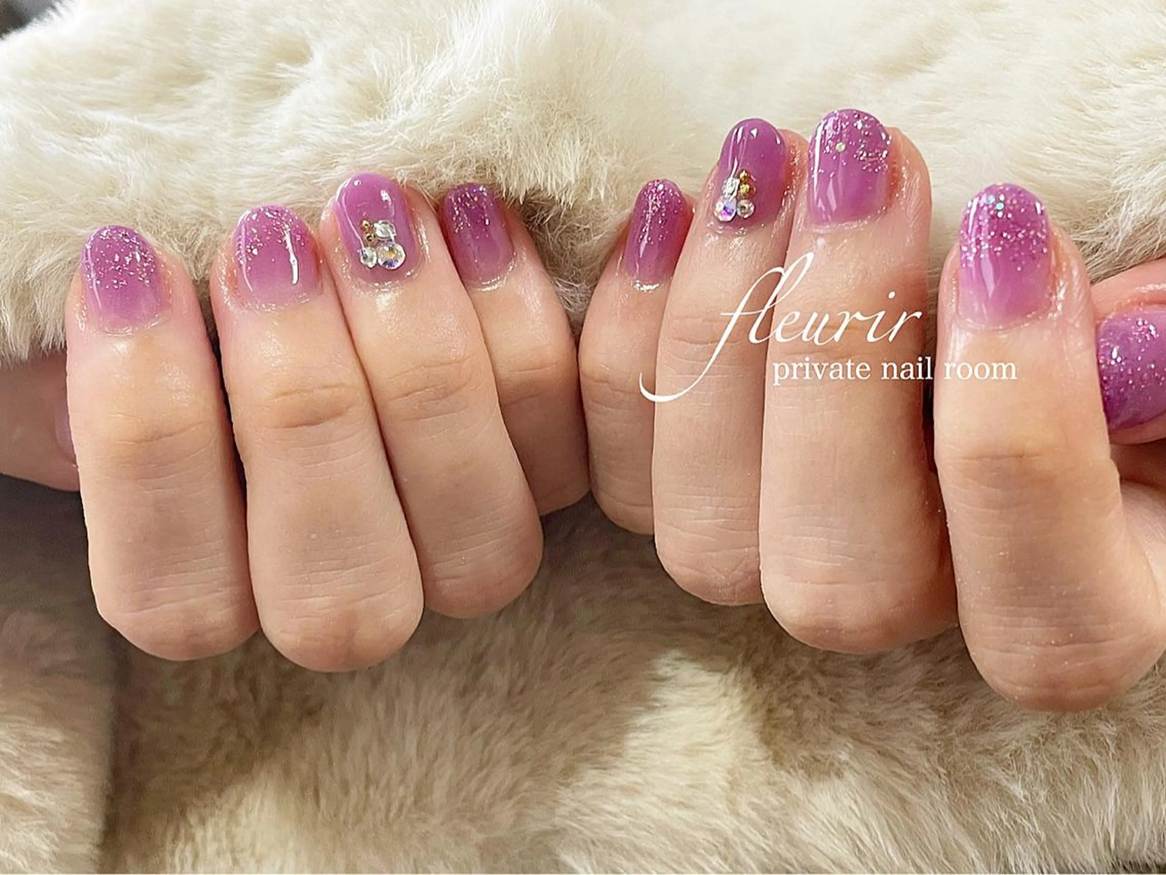 ネイル オーロラネイル ラメ(グリッター) ピンク ストーンネイル フルリール 【プライベートサロンのネイルデザイン