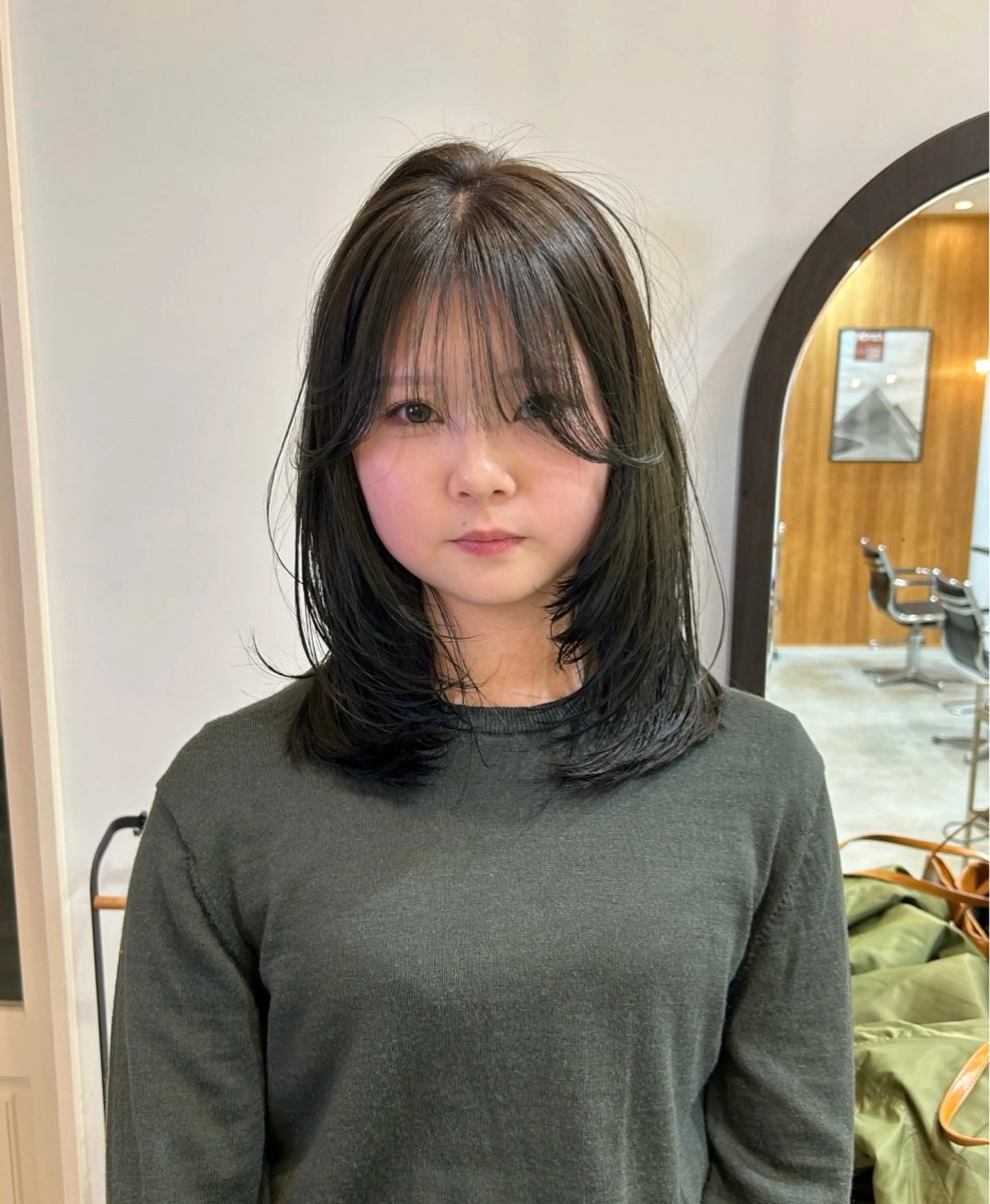 ミディアム 顔まわりレイヤー レイヤーカット 鳥居 愛子のヘアスタイル