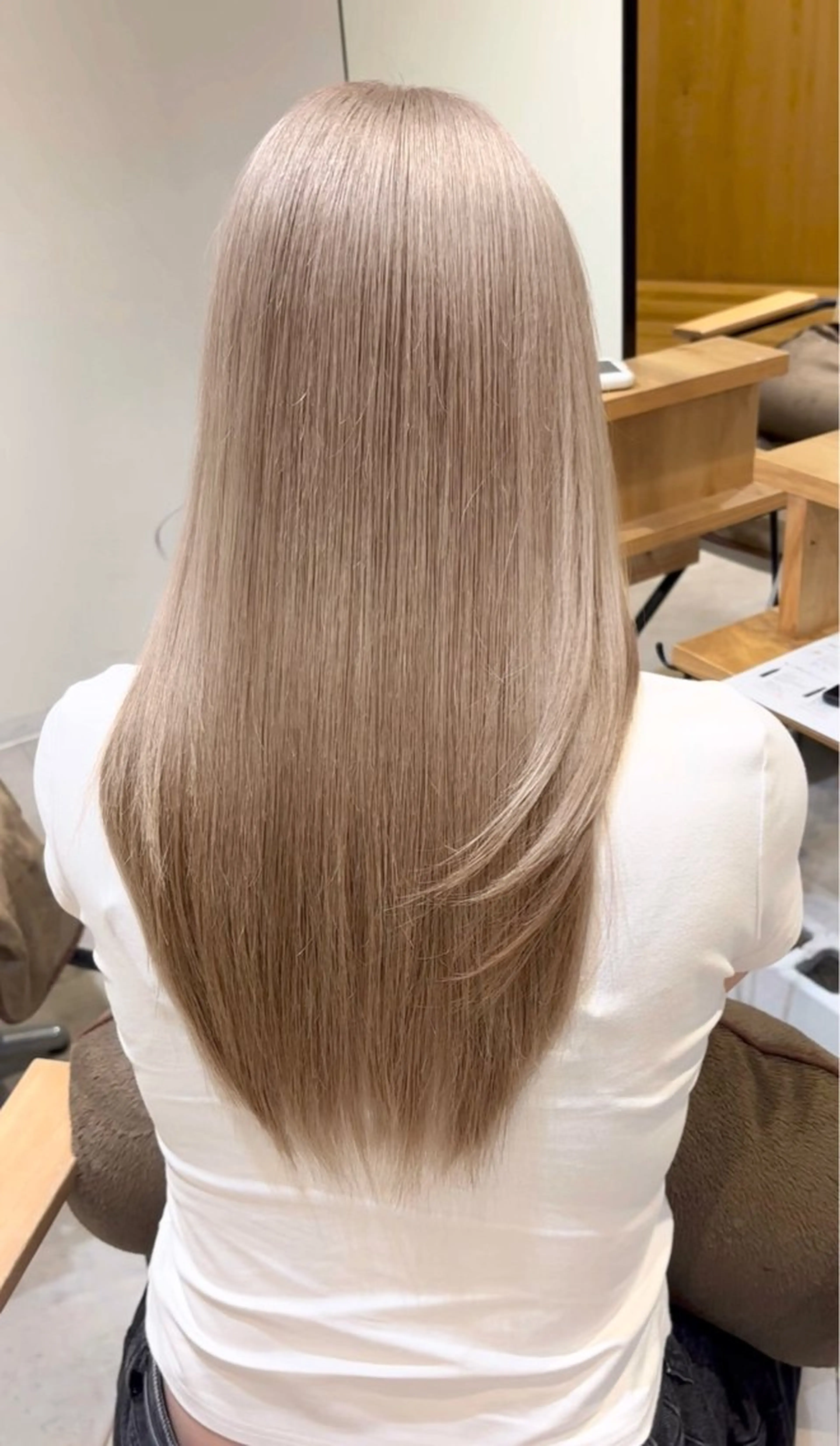 ロング カラー ベージュカラー ブリーチ ケアブリーチ デザインカラー ダブルカラー ヘアカラー 肌に馴染むハイトーン /ミルクティーカラーのヘアスタイル