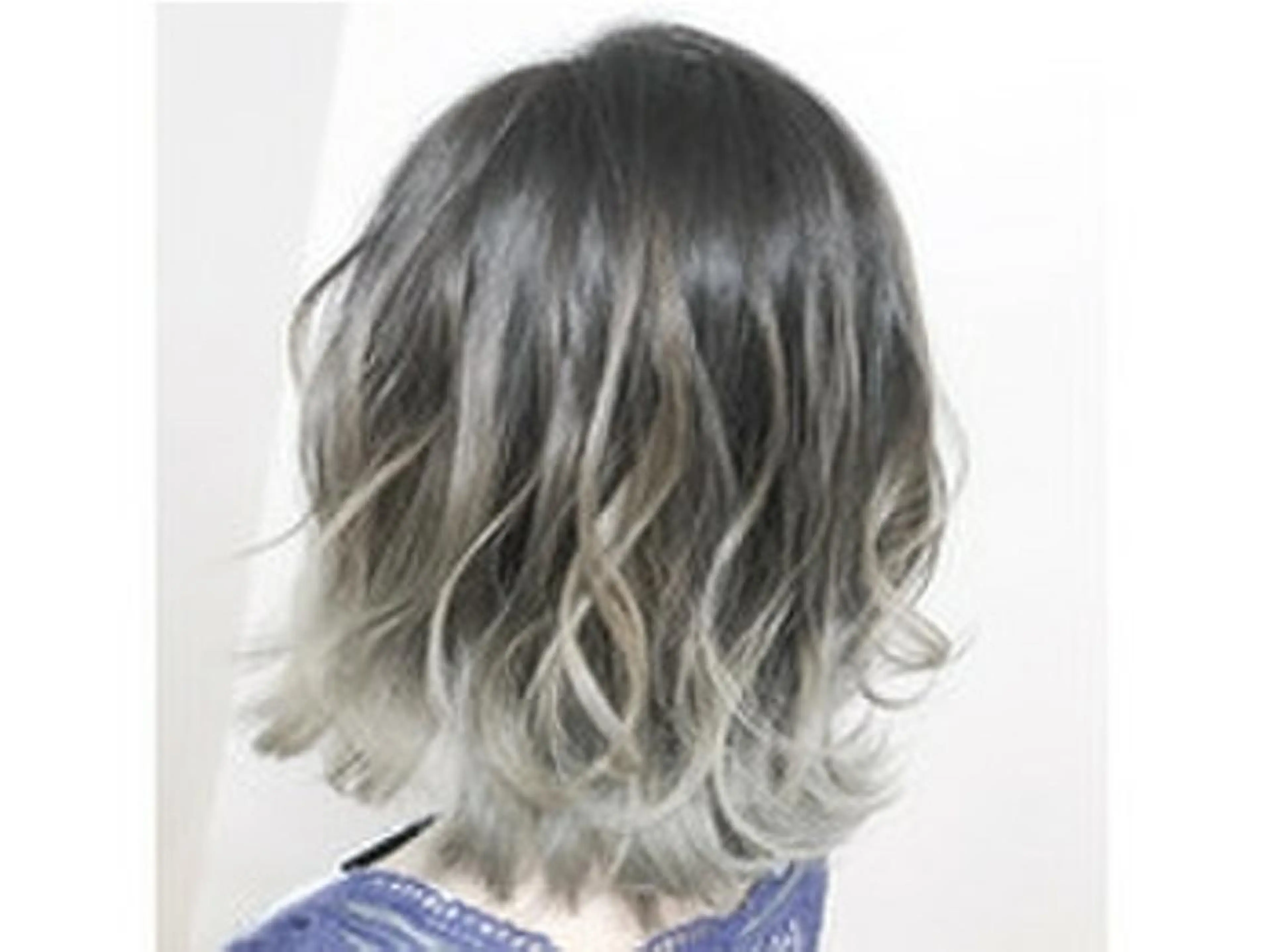 ミディアム 冨岡 千尋のヘアスタイル