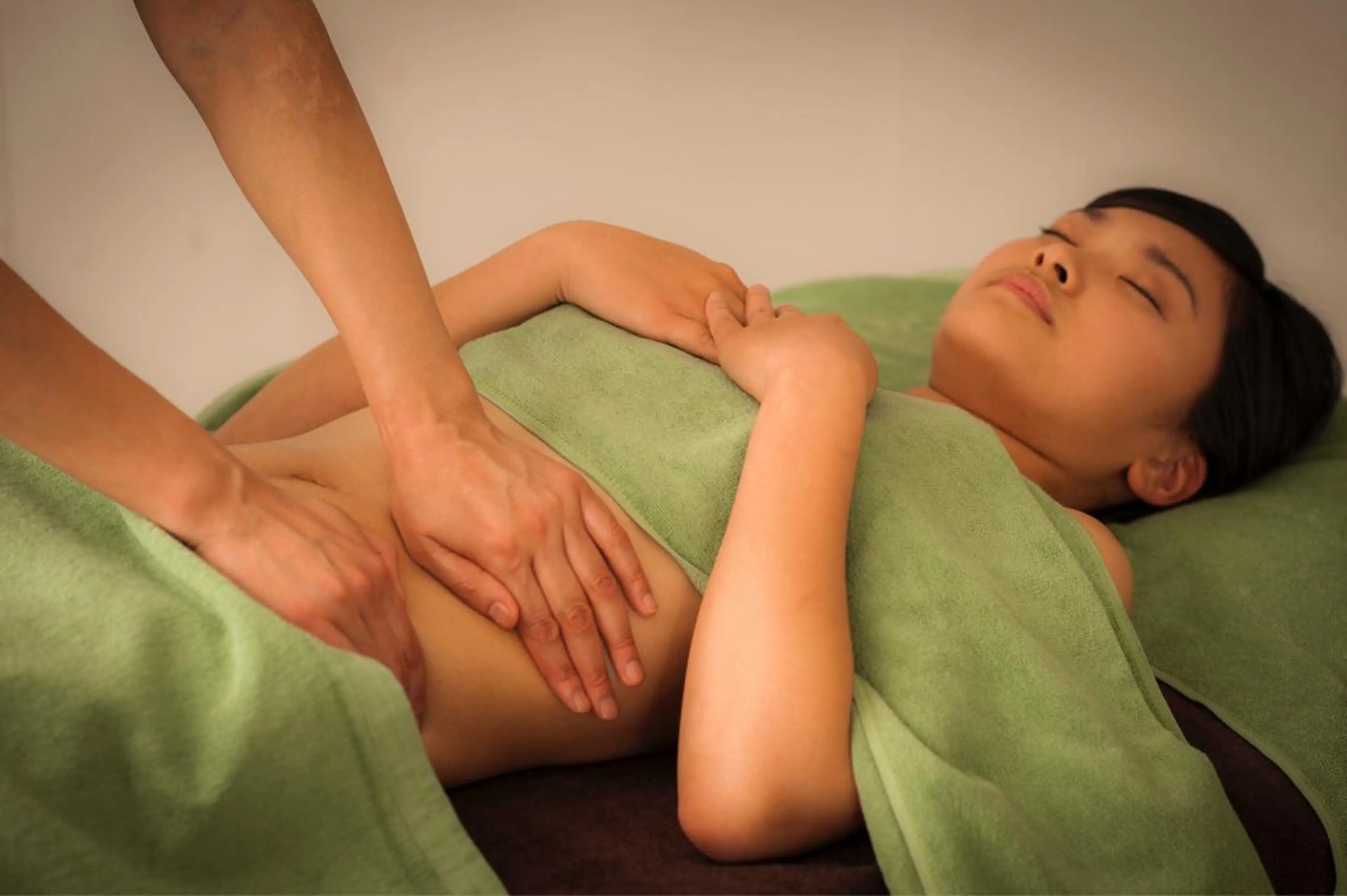 80分《全身＋お腹痩せ》便秘、腰の疲れ、ウエストのくびれ、骨盤にお悩みの方におすすめ✨オールハンドリンパマッサージの写真