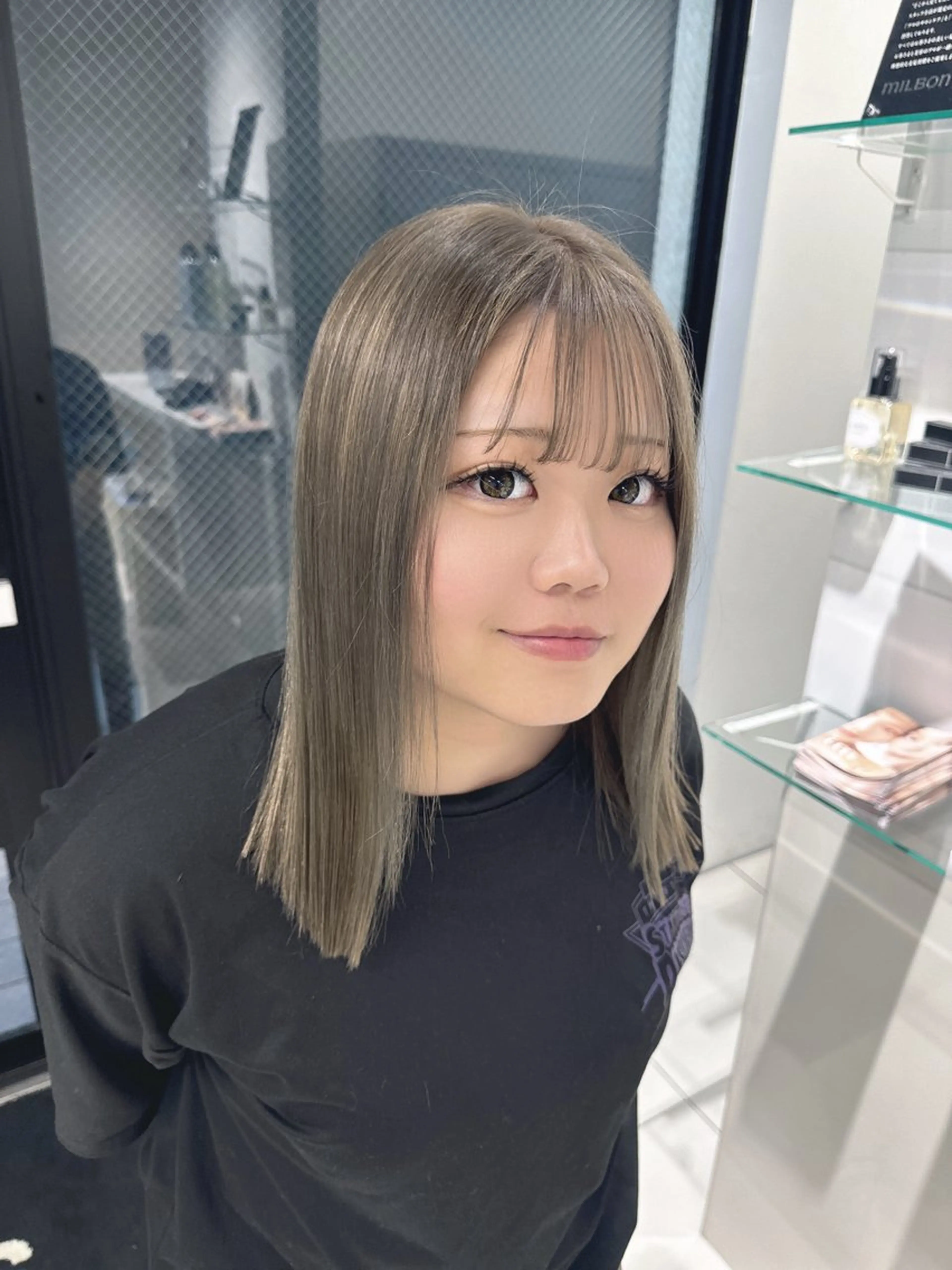 ミディアム カット ヘアカラー トリートメント Mana/ハイトー ン/レイヤー/ウルフのヘアスタイル