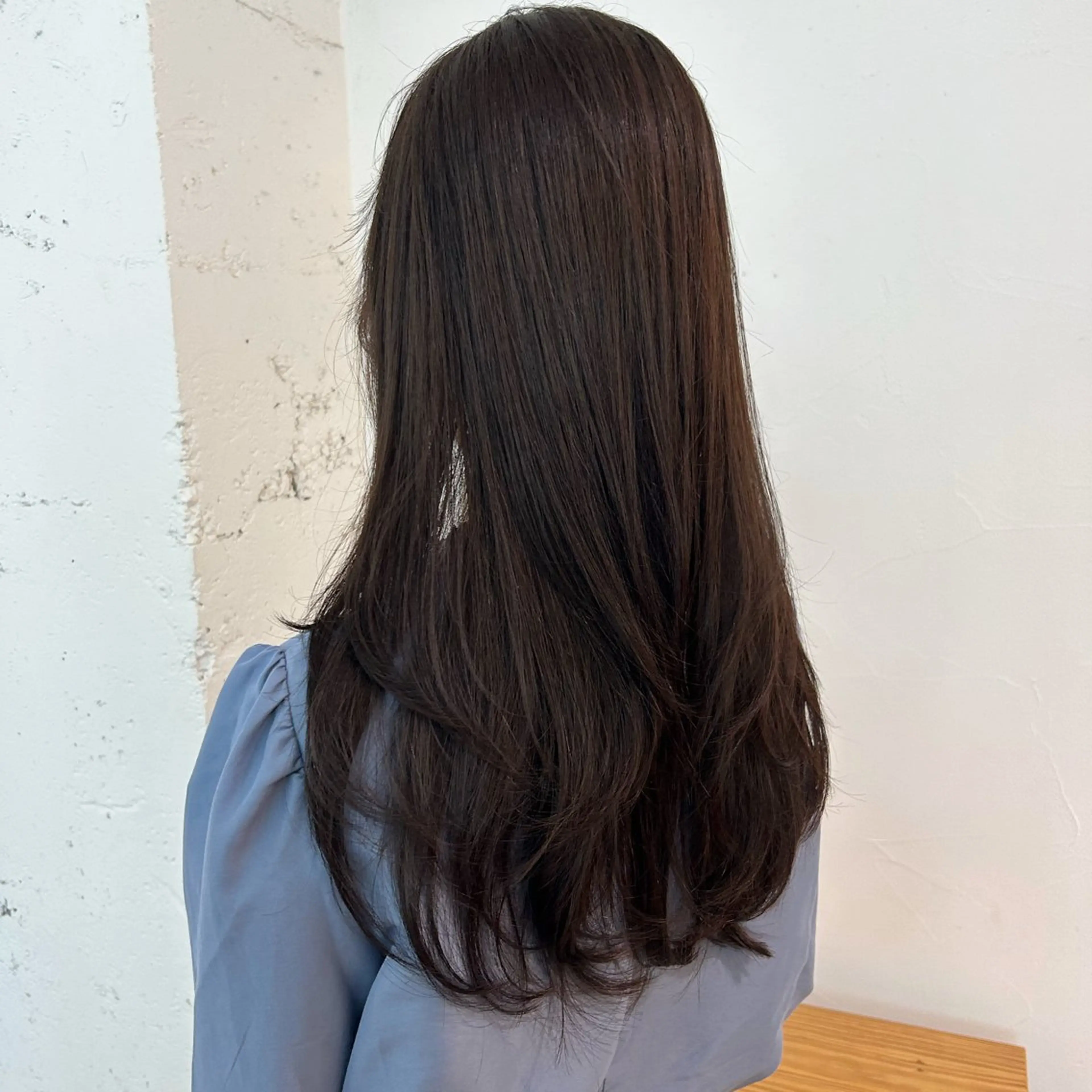 ロング レイヤーカット エミリ / オリーブカラーのヘアスタイル