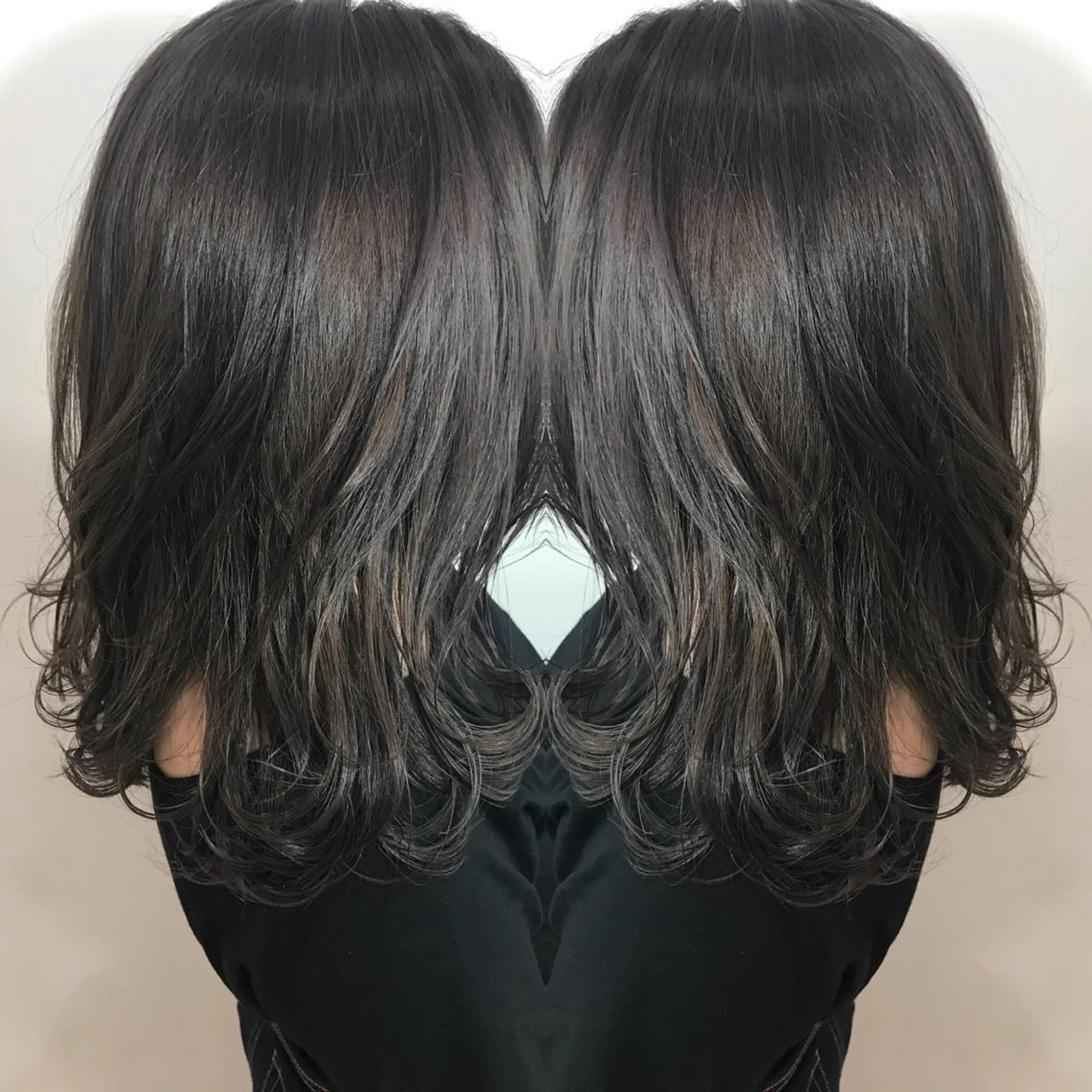 ミディアム カラー アッシュ アッシュグレー アッシュグレージュ グレージュ ヘアカラー トリートメント AILEE所属・ウルフカット レイヤーカット上柿のヘアスタイル