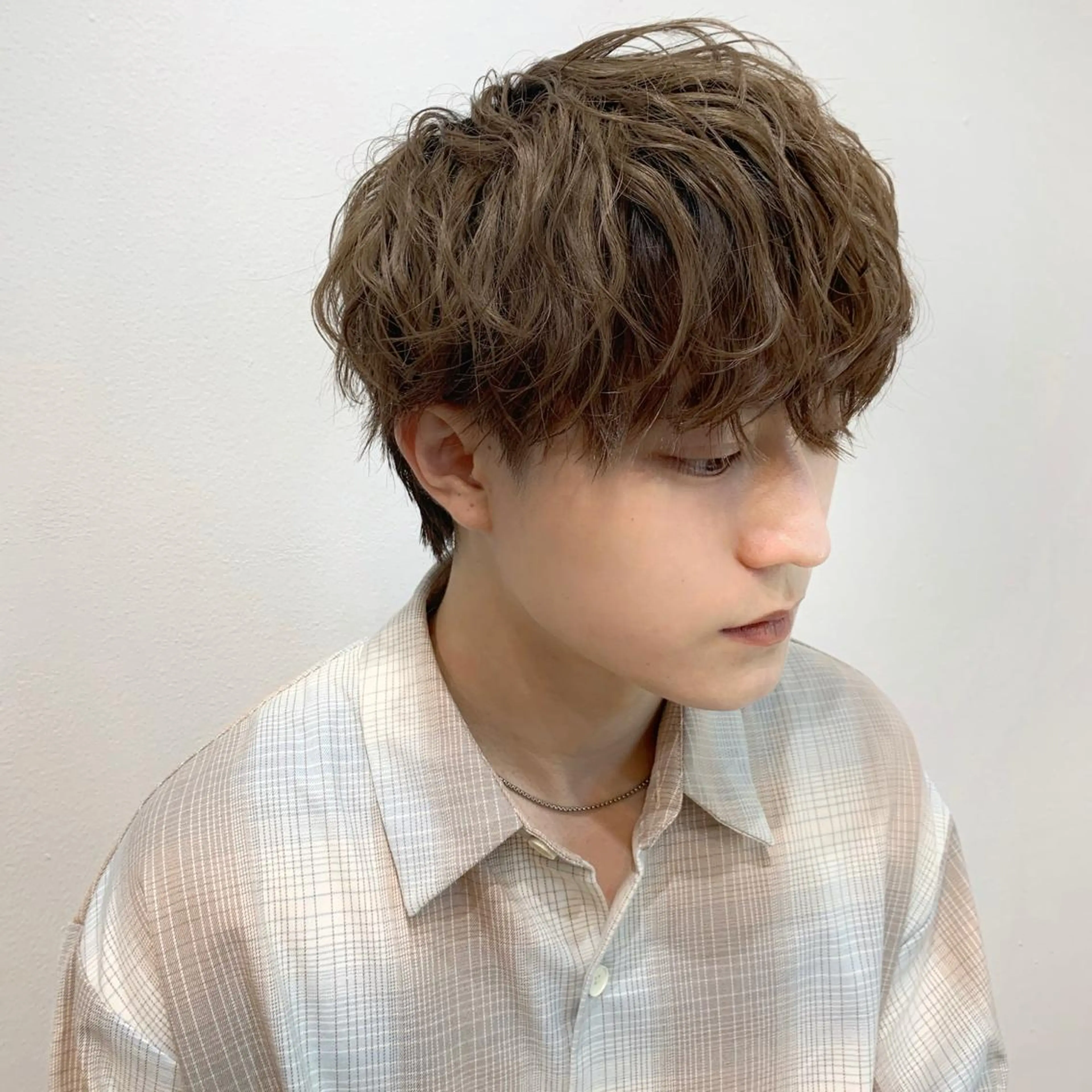 ショート カラー パーマ メンズ メンズブリーチ センターパート フェードカット メンズハイライト メンズハイトーン メンズStylist 山根慧のヘアスタイル