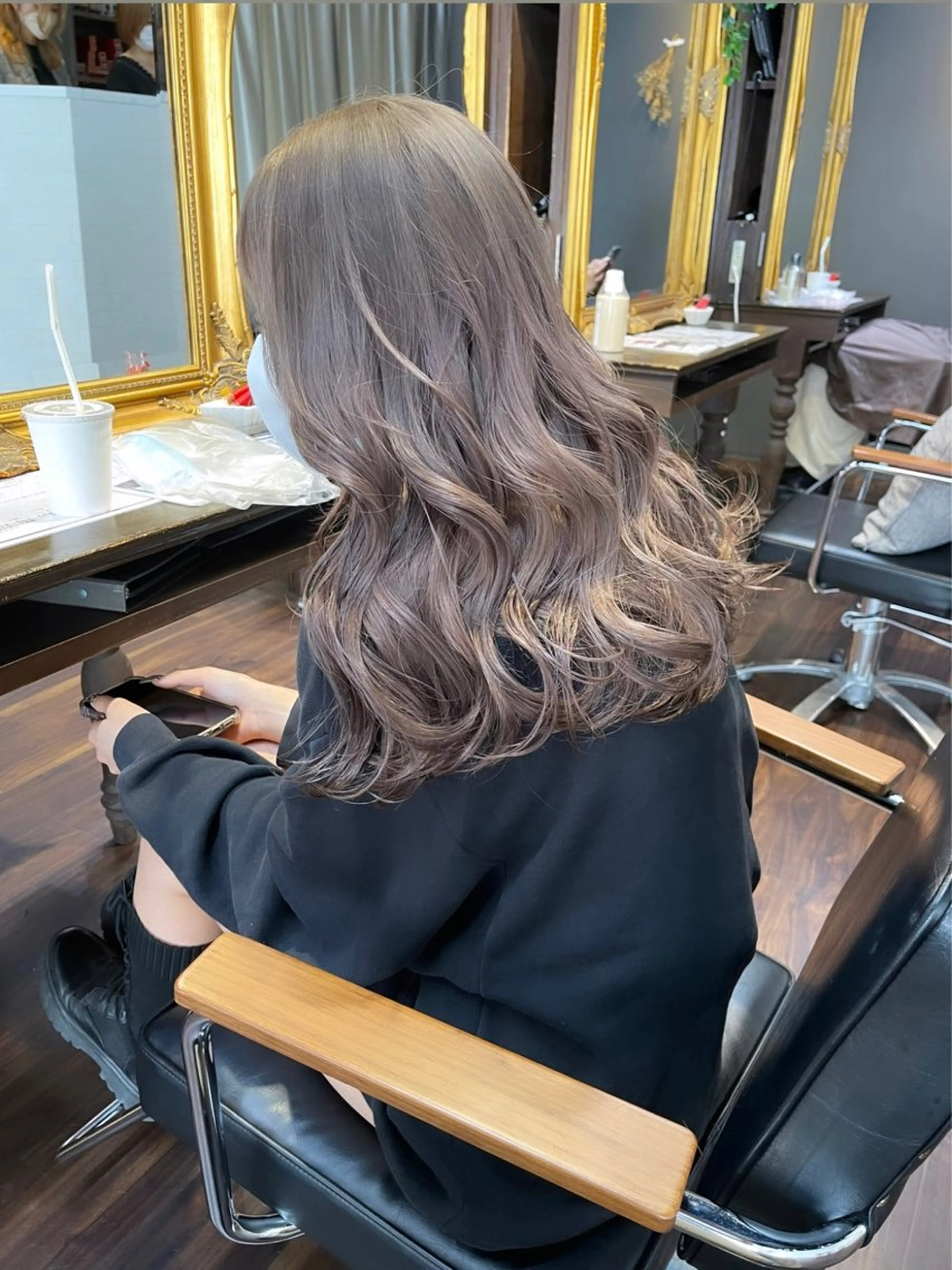 セミロング カラー ヘアアレンジ ベージュカラー ブリーチ イヤリングカラー ハイトーンカラー ミルクティーベージュ カット ヘアカラー トリートメント 髪質改善/レイヤー ダブルカラー塚本耀のヘアスタイル