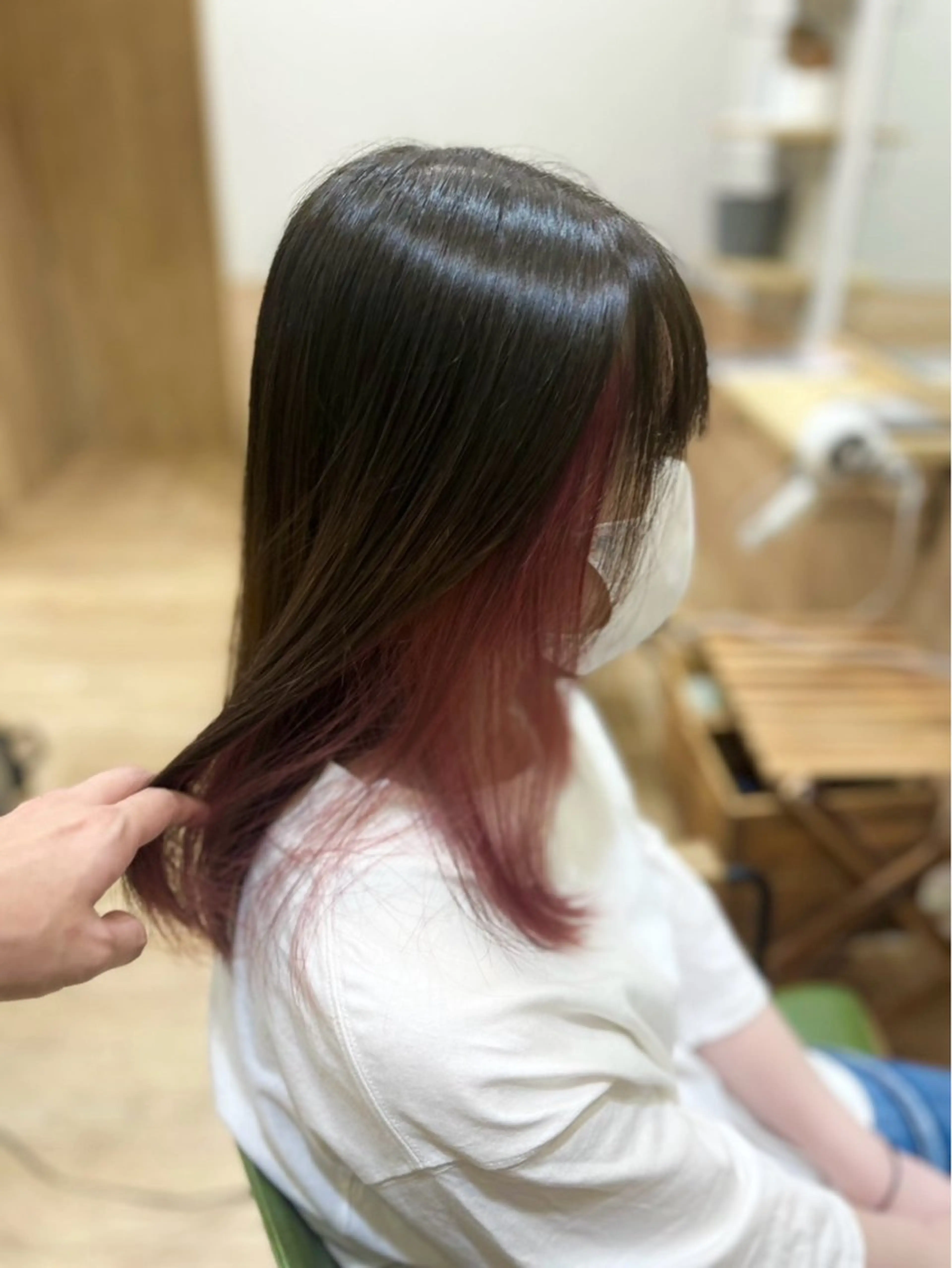 セミロング カラー インナーカラー ピンクカラー カット ヘアカラー トリートメント 山口 玖瑠美のヘアスタイル