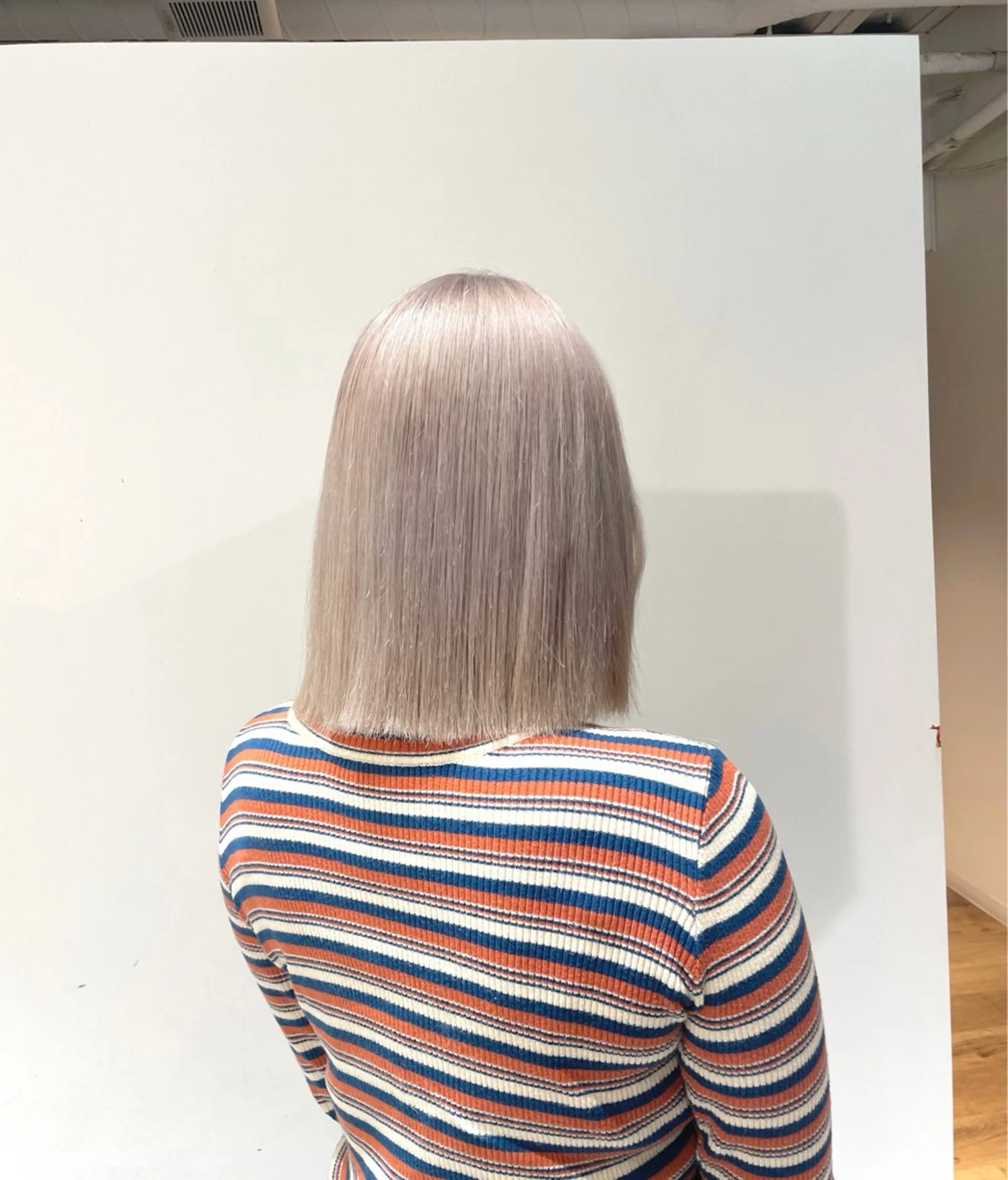 ショート カラー ブリーチ グレージュ fuka/梅田/ ミルクティーベージュのヘアスタイル