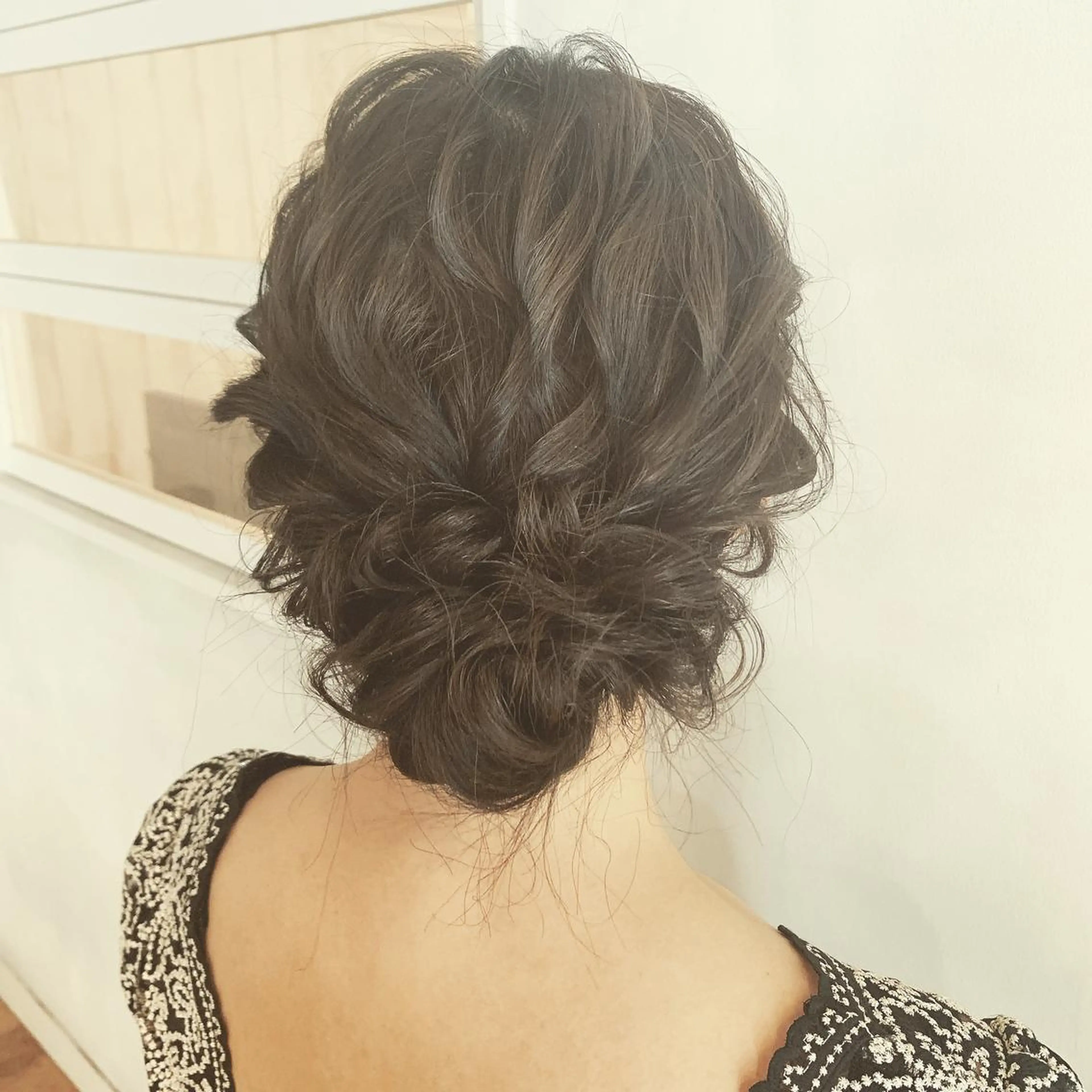 セミロング カレンダー 弁天町Tomoのヘアスタイル