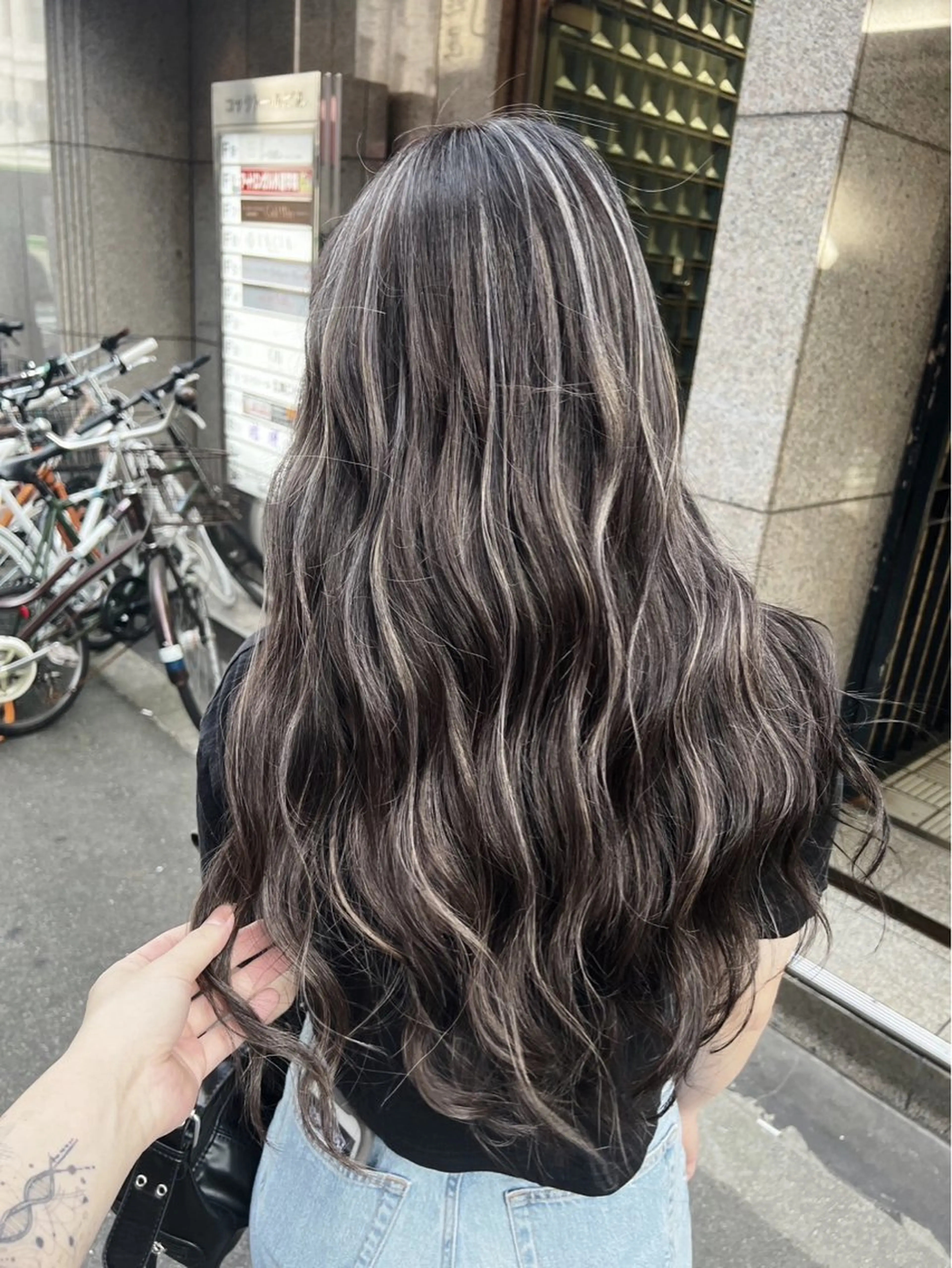 ロング カラー ダークグレー ダークグレージュ グレージュ ハイライトカラー ハイライト ヘアカラー トリートメント ROBIN所属・指名数No.1 /NAOYAのヘアスタイル