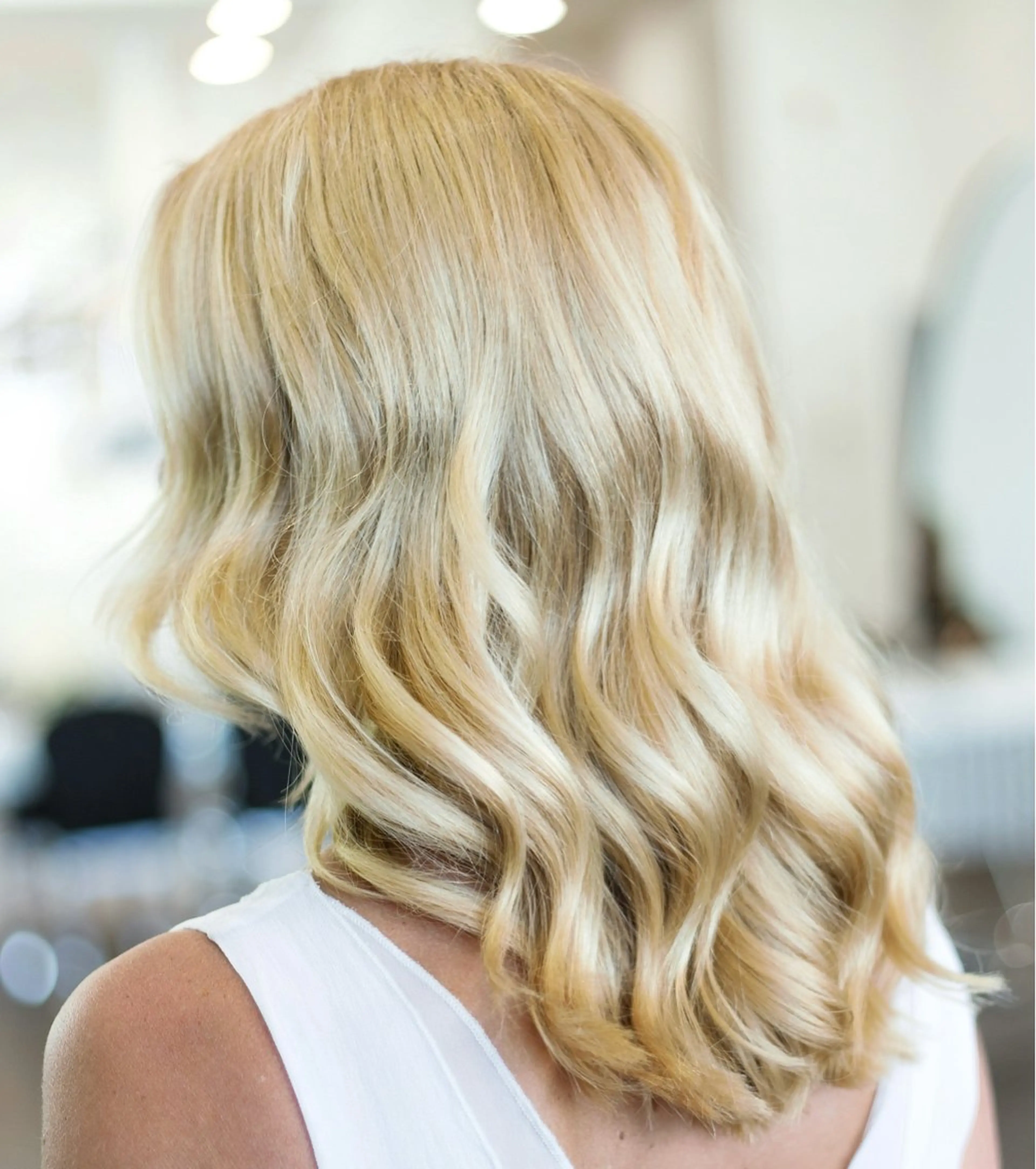 ミディアム カラー パーマ ヘアアレンジ ブリーチ ブロンド ヘアカラー 森山 陽菜のヘアスタイル