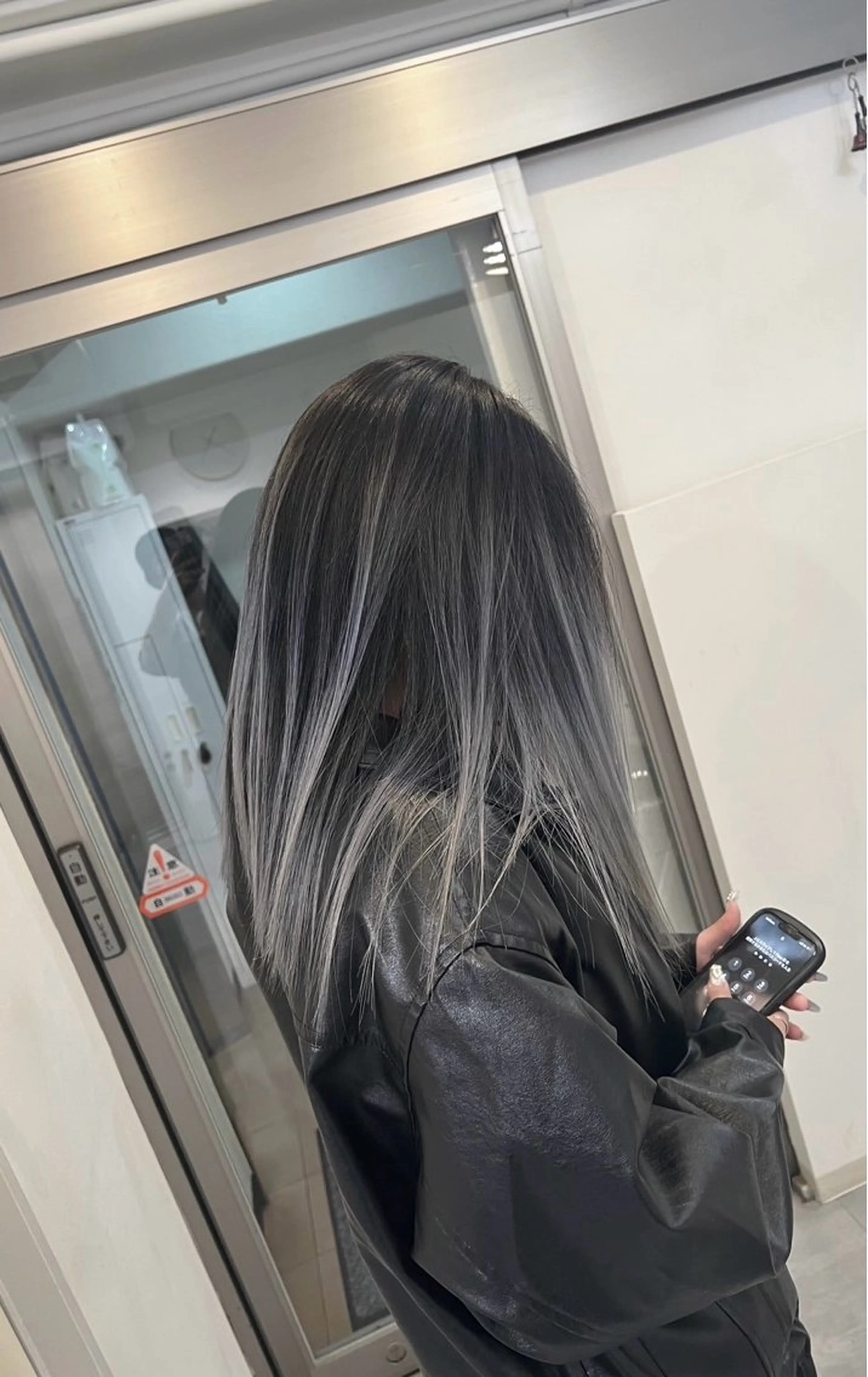 セミロング カラー バレイヤージュ シルバー ホワイトシルバー レイヤーカット ヘアカラー トリートメント ROBIN所属・指名数No.1 /NAOYAのヘアスタイル