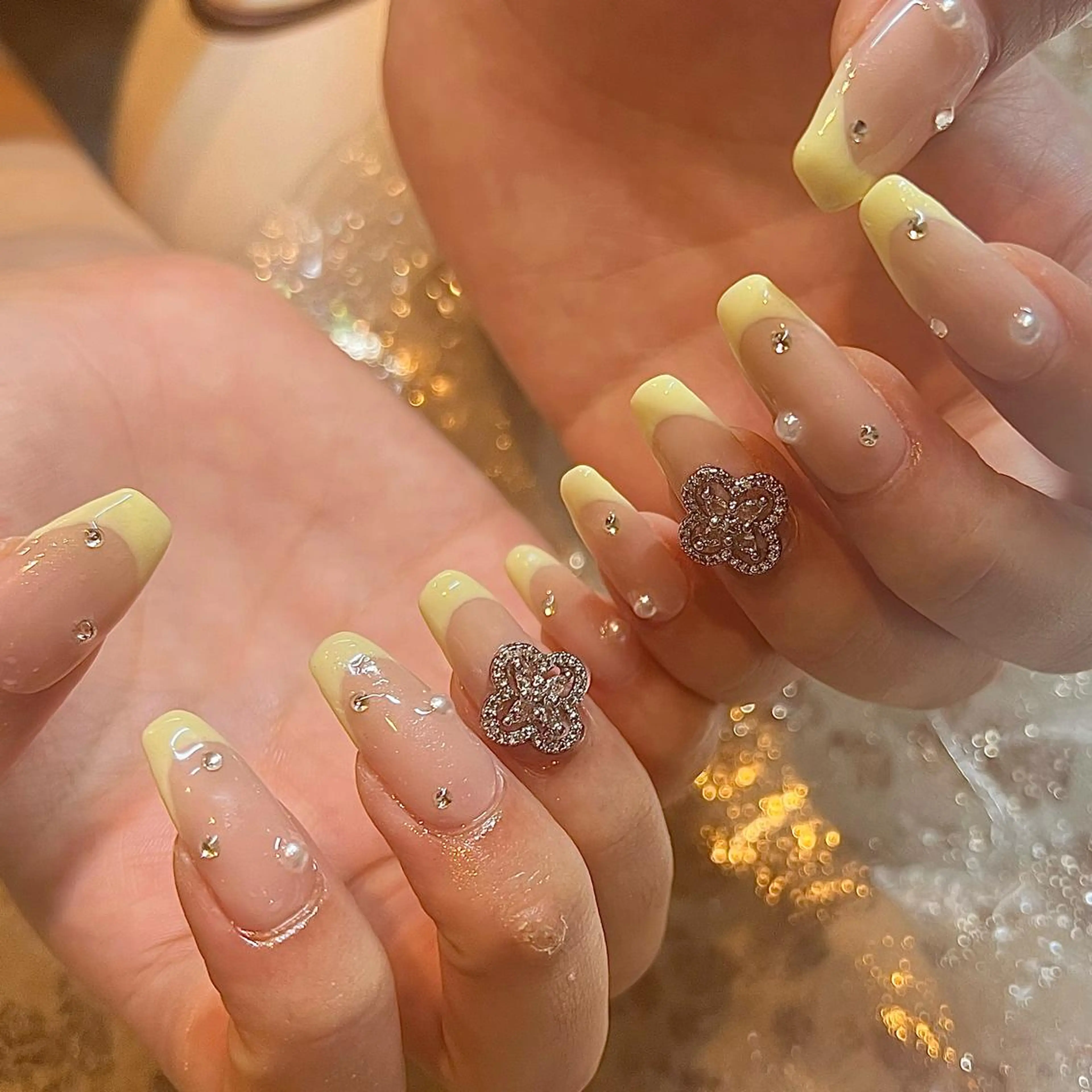 ミディアム ネイル イエローカラー 黄色 ハンドネイル H🌺 NAILのネイルデザイン