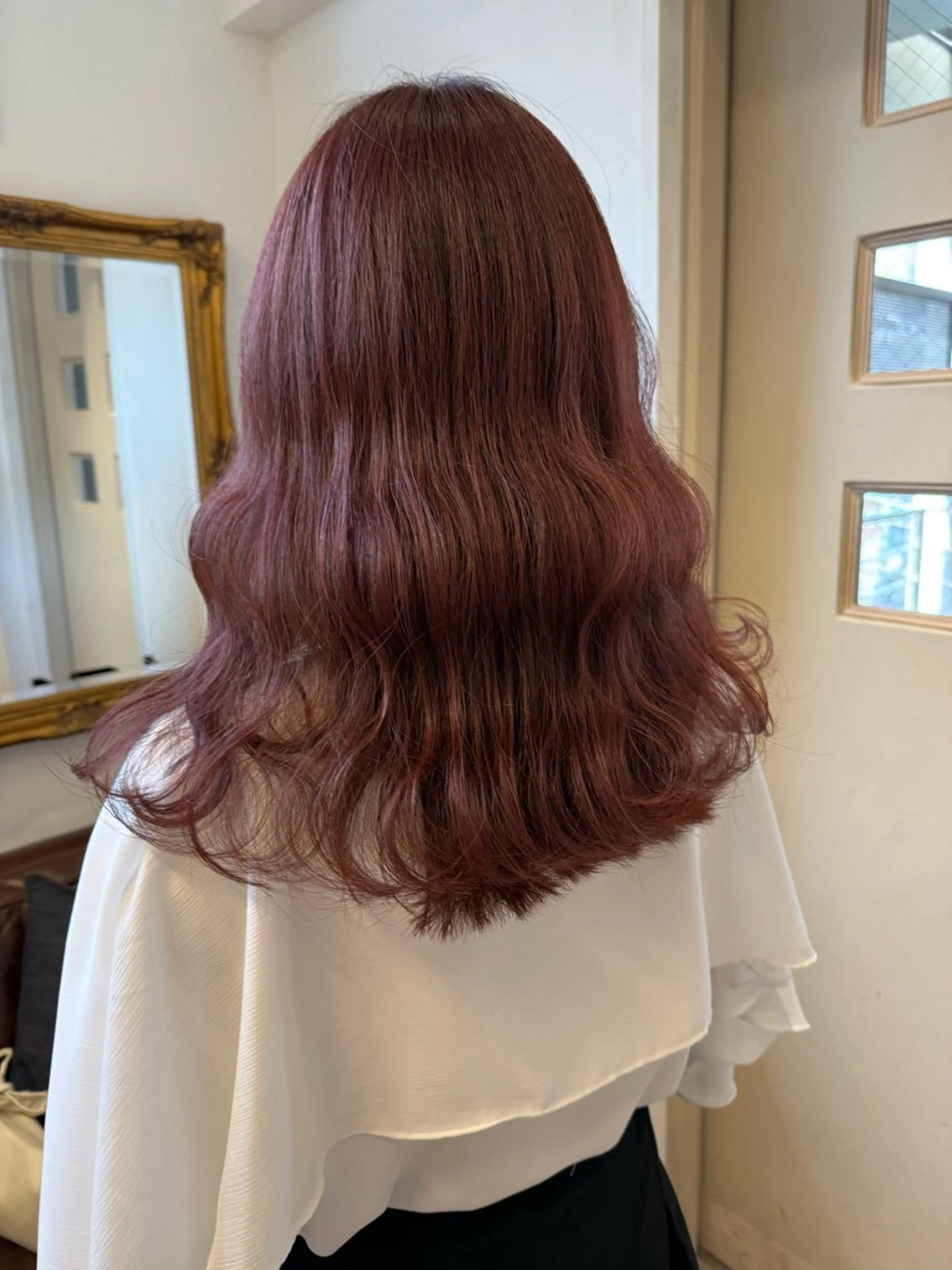 セミロング カラー ミルクティー× グレージュMOMOのヘアスタイル