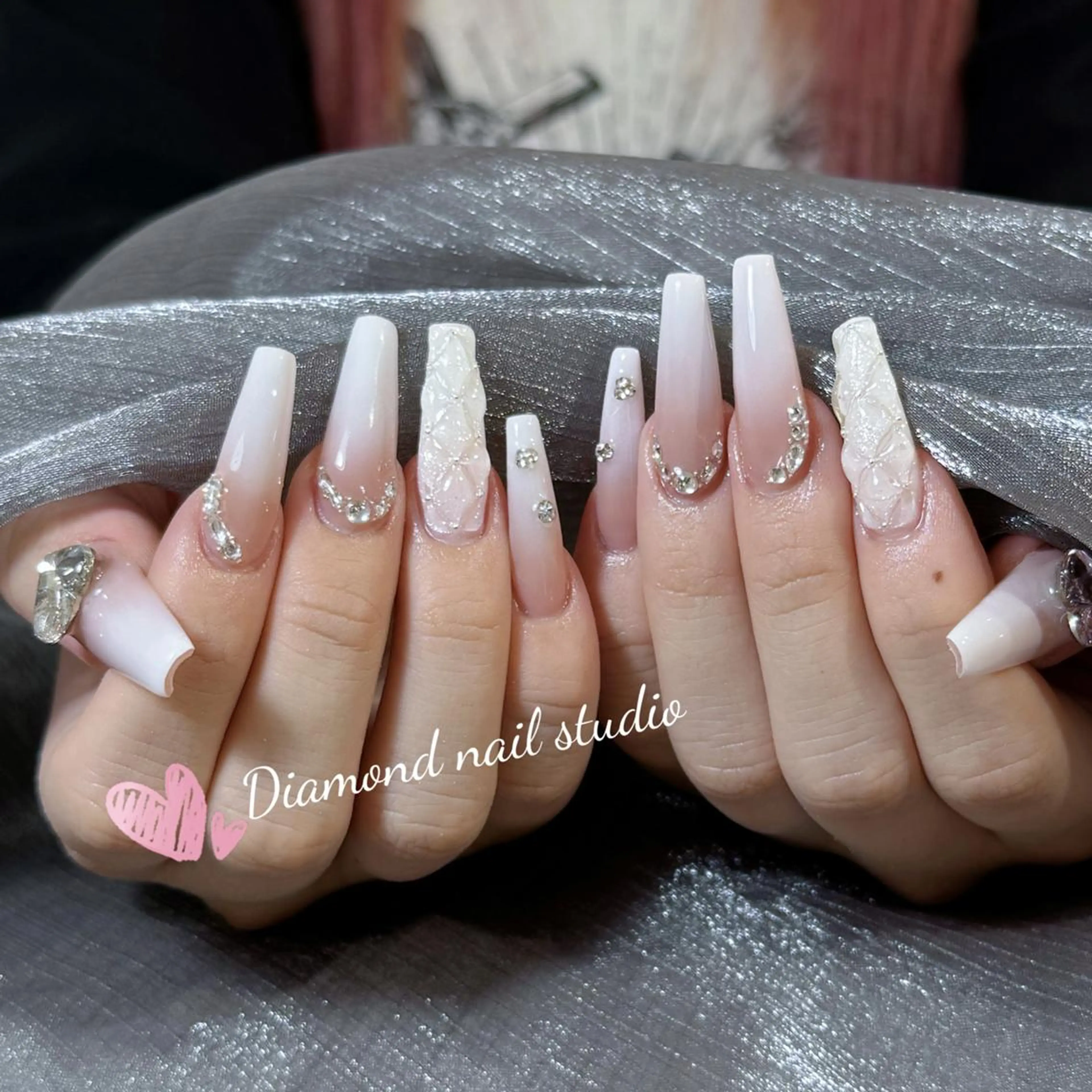 ネイル アートネイル オーロラネイル ガーリー キラキラネイル 韓国ネイル ハンドネイル DIANMOND NAIL🌸のネイルデザイン