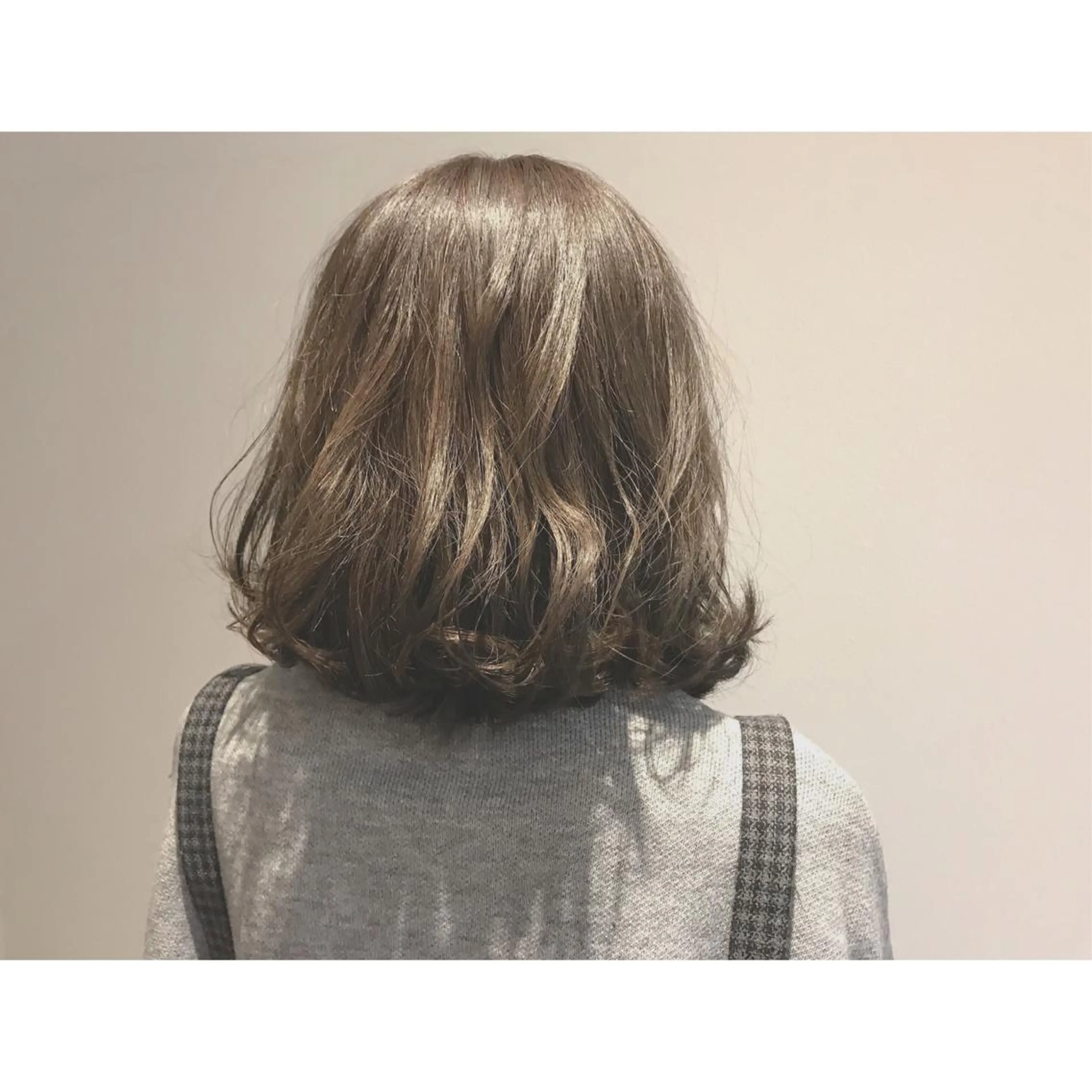 ミディアム カラー 切りっぱなしボブ アッシュ グレージュ ハイライトカラー 3Dハイライト なかにし まゆみのヘアスタイル