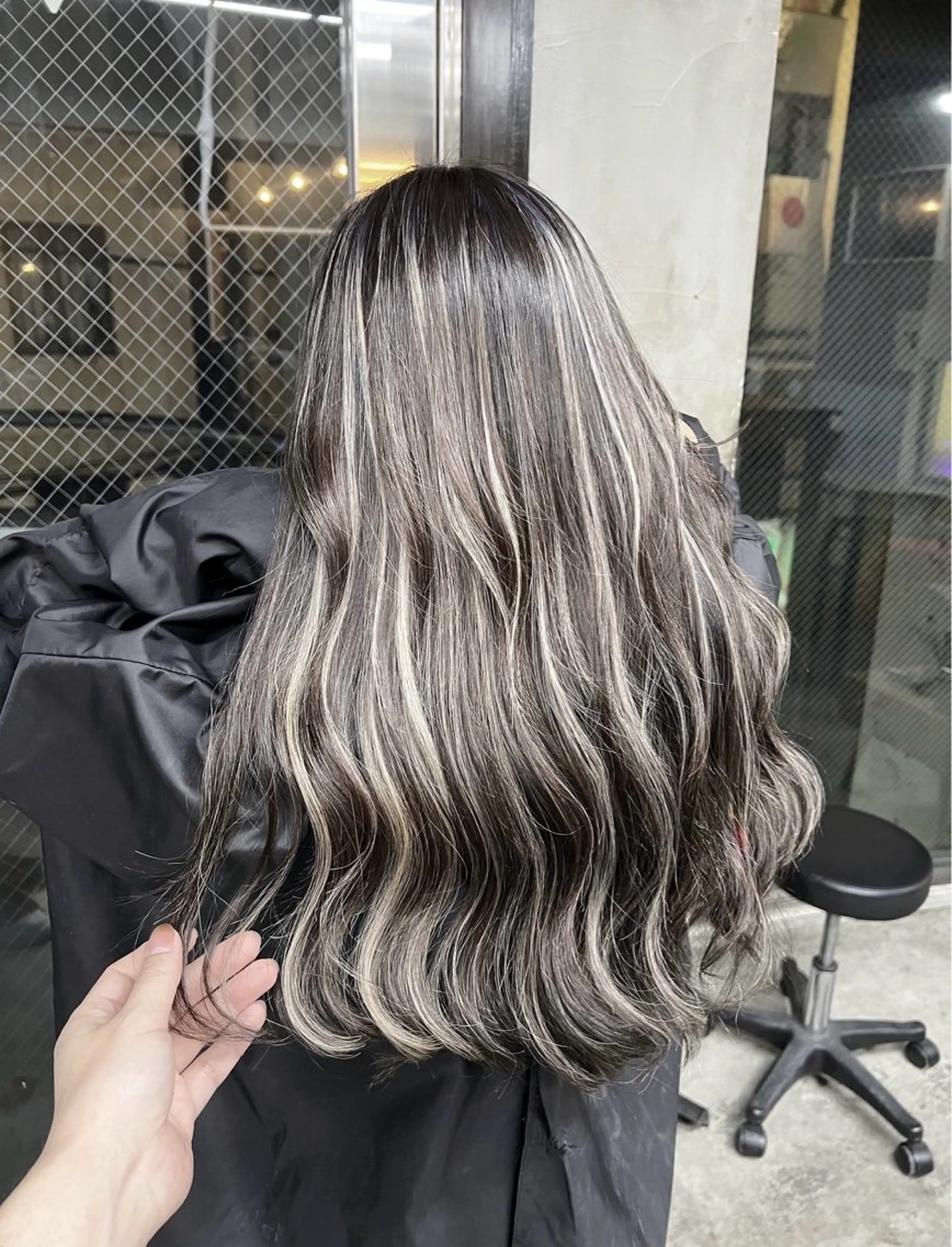 ロング カラー ダークグレー ダークグレージュ グレージュ ハイライトカラー ハイライト ヘアカラー トリートメント ROBIN所属・指名数No.1 /NAOYAのヘアスタイル