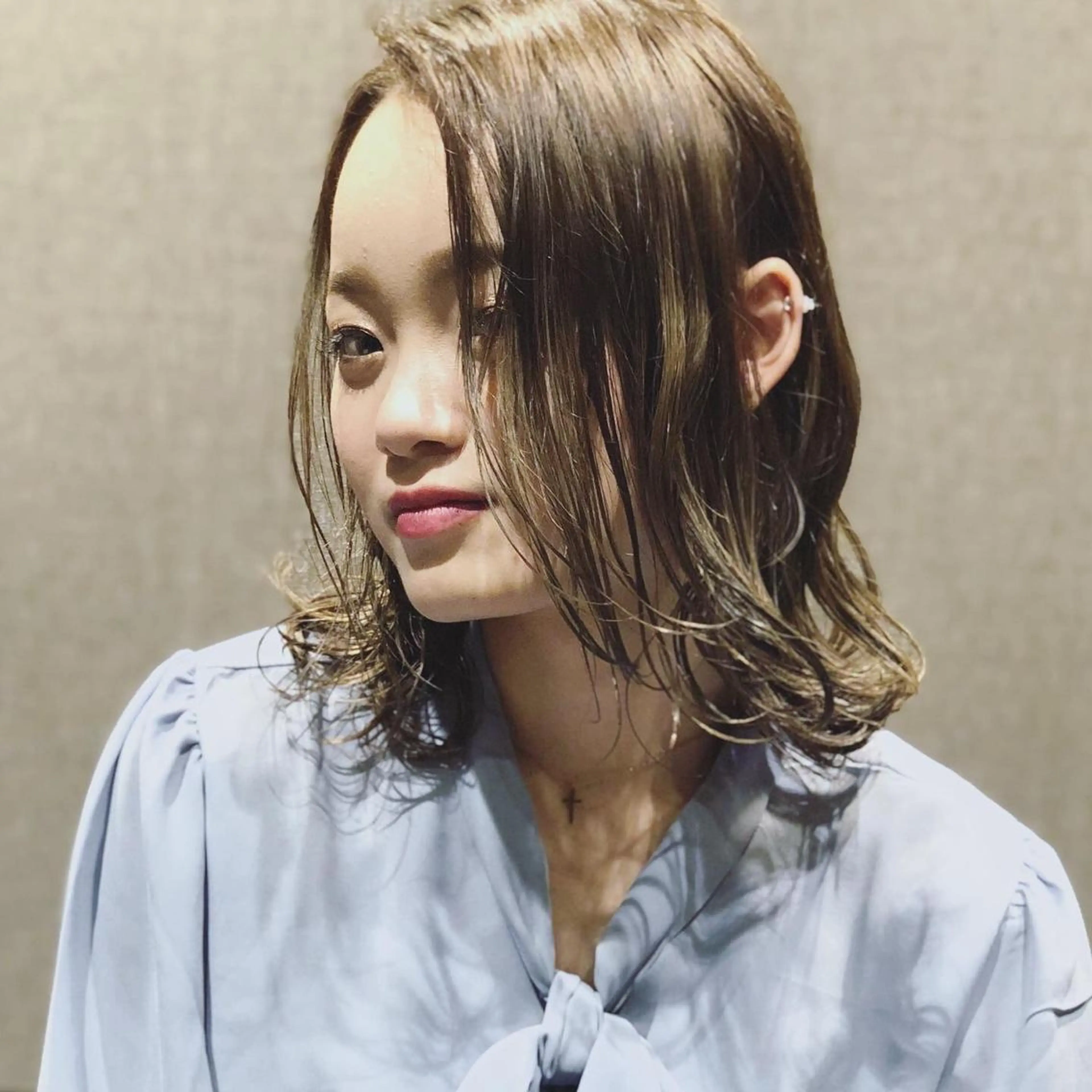 ミディアム カラー ベージュカラー ミルクティーベージュ 外ハネヘア 柿本拓【全席完全個室 ログネオン】のヘアスタイル