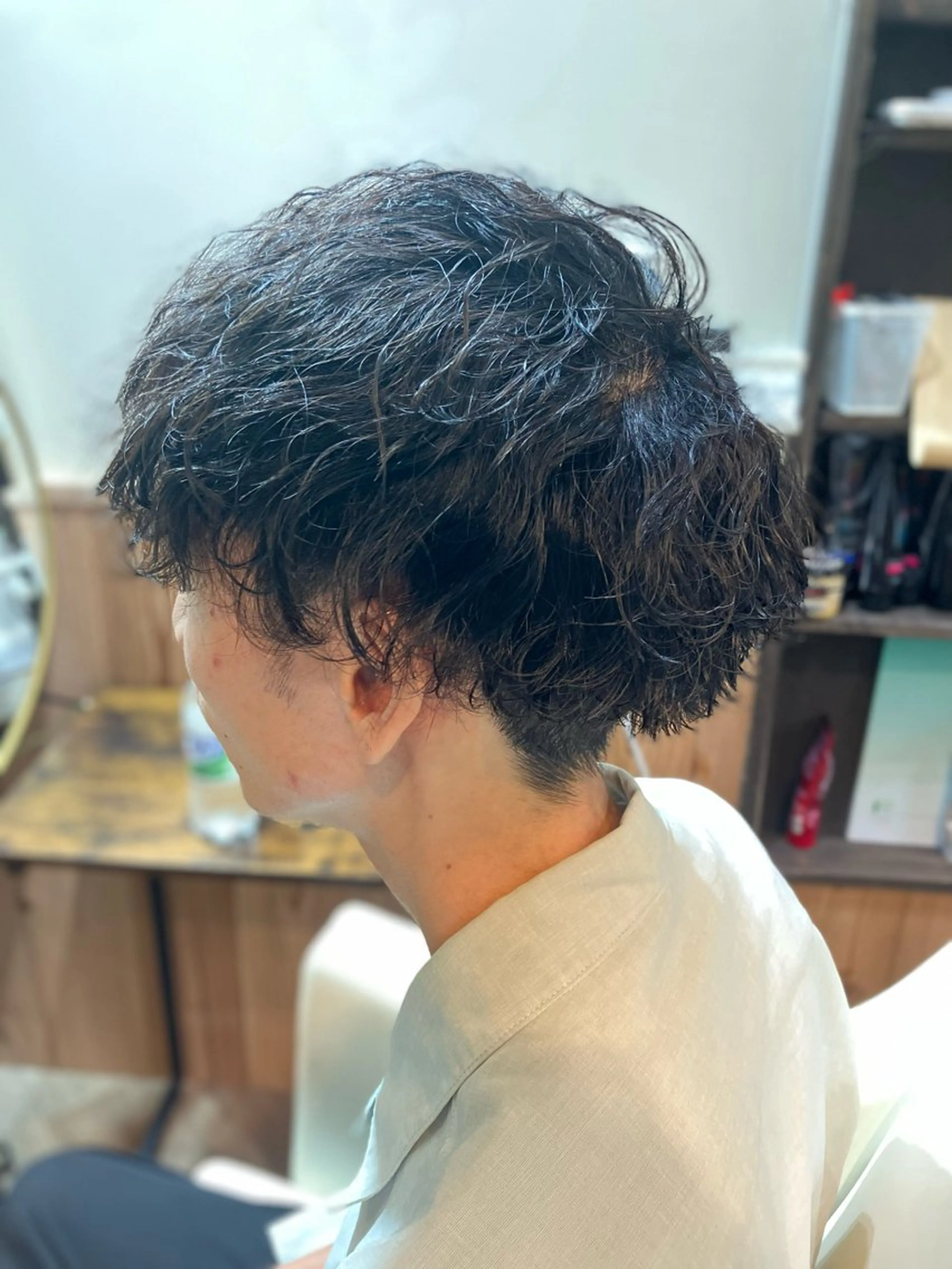 ミディアム パーマ メンズ ミディアムパーマ メンズパーマ ツイストスパイラルパーマ 波巻きパーマ スパイラルパーマ HAIR BASE ZAWAWA所属・レイヤー/ブリーチ｜ 特殊パーマ/赤澤のヘアスタイル