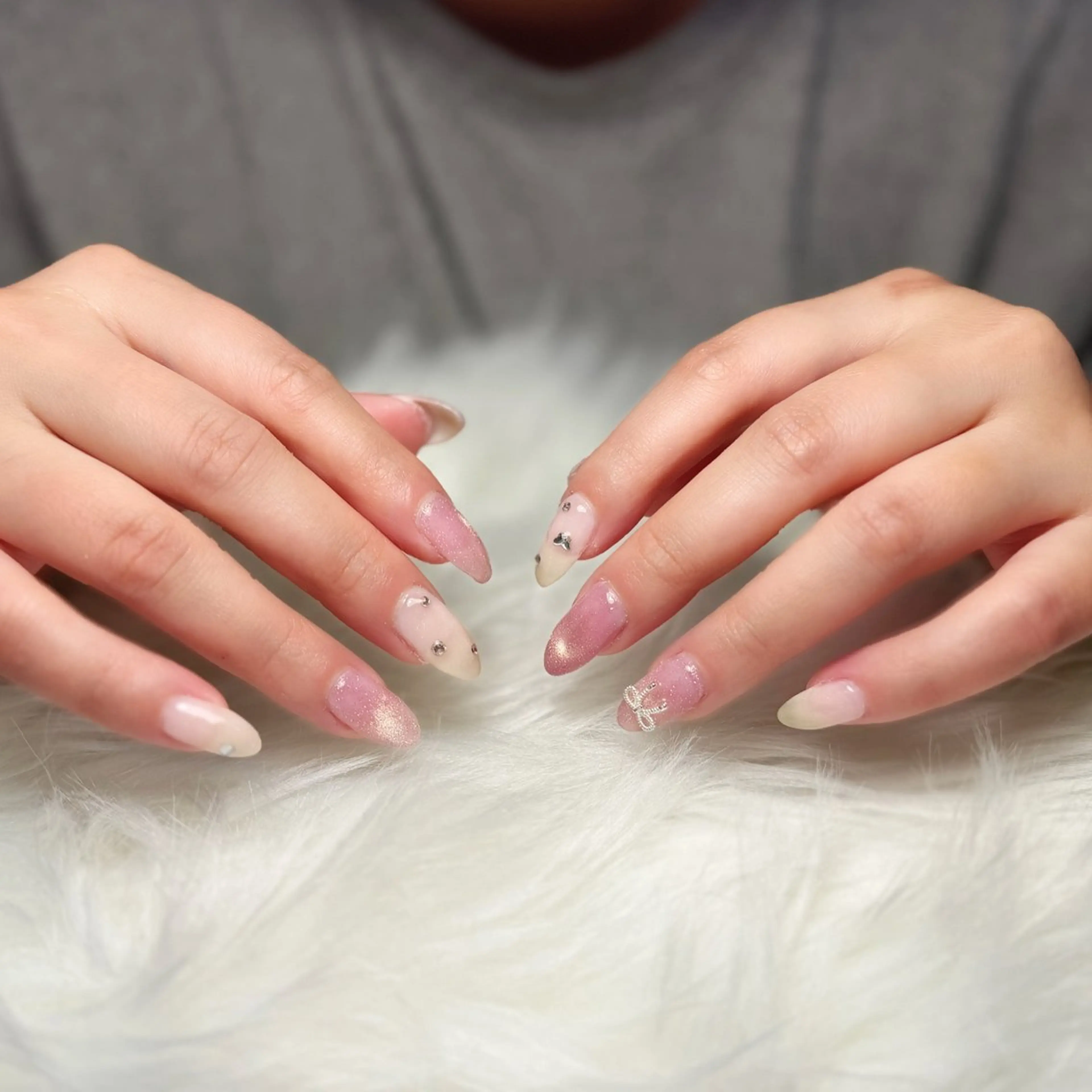 ネイル マグネットネイル ピンク リボン ストーンネイル Min.Nail  Salon所属・バオ ハンのネイルデザイン