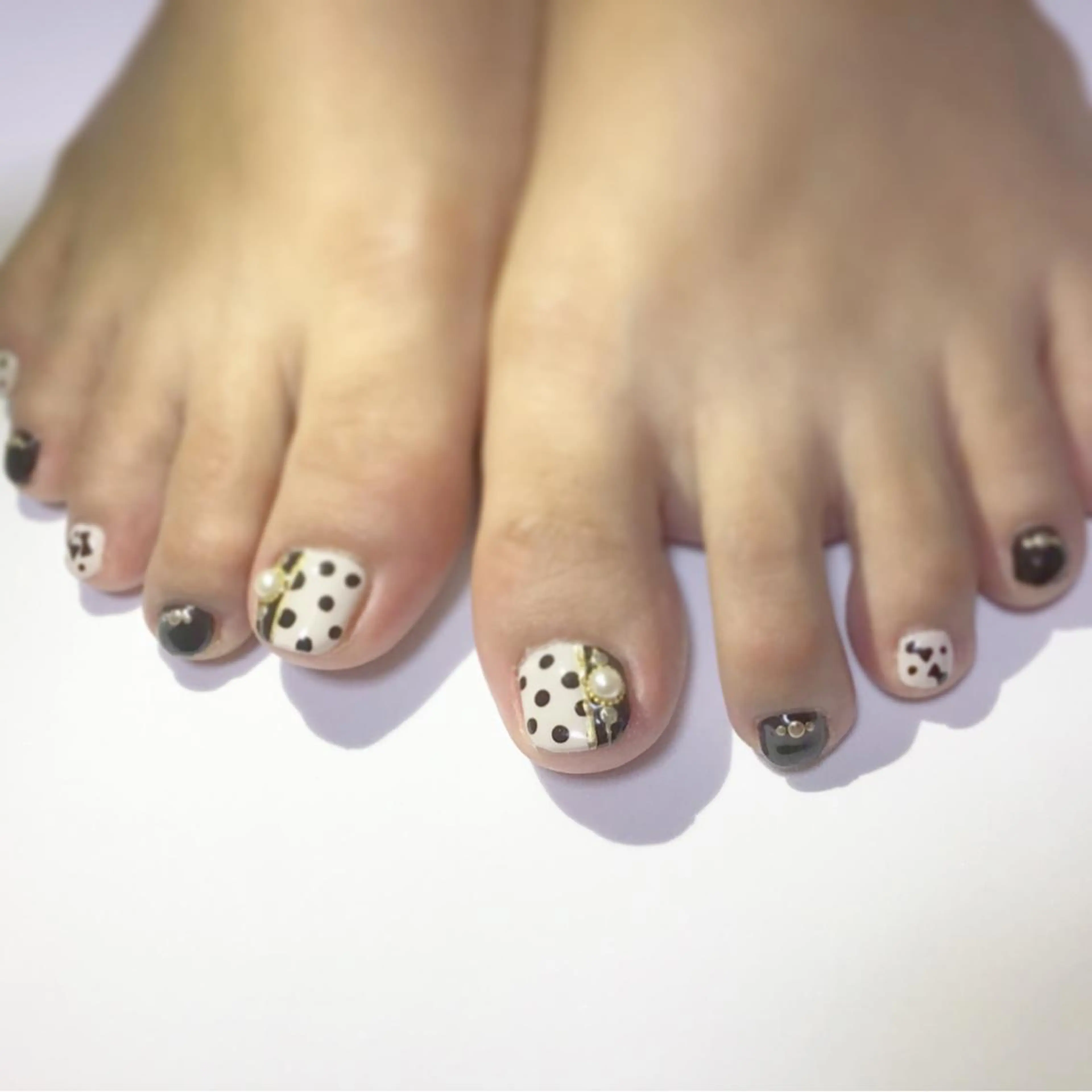 ネイル ドット リボン フットネイル gui amichantoco所属・gui amichanのネイルデザイン