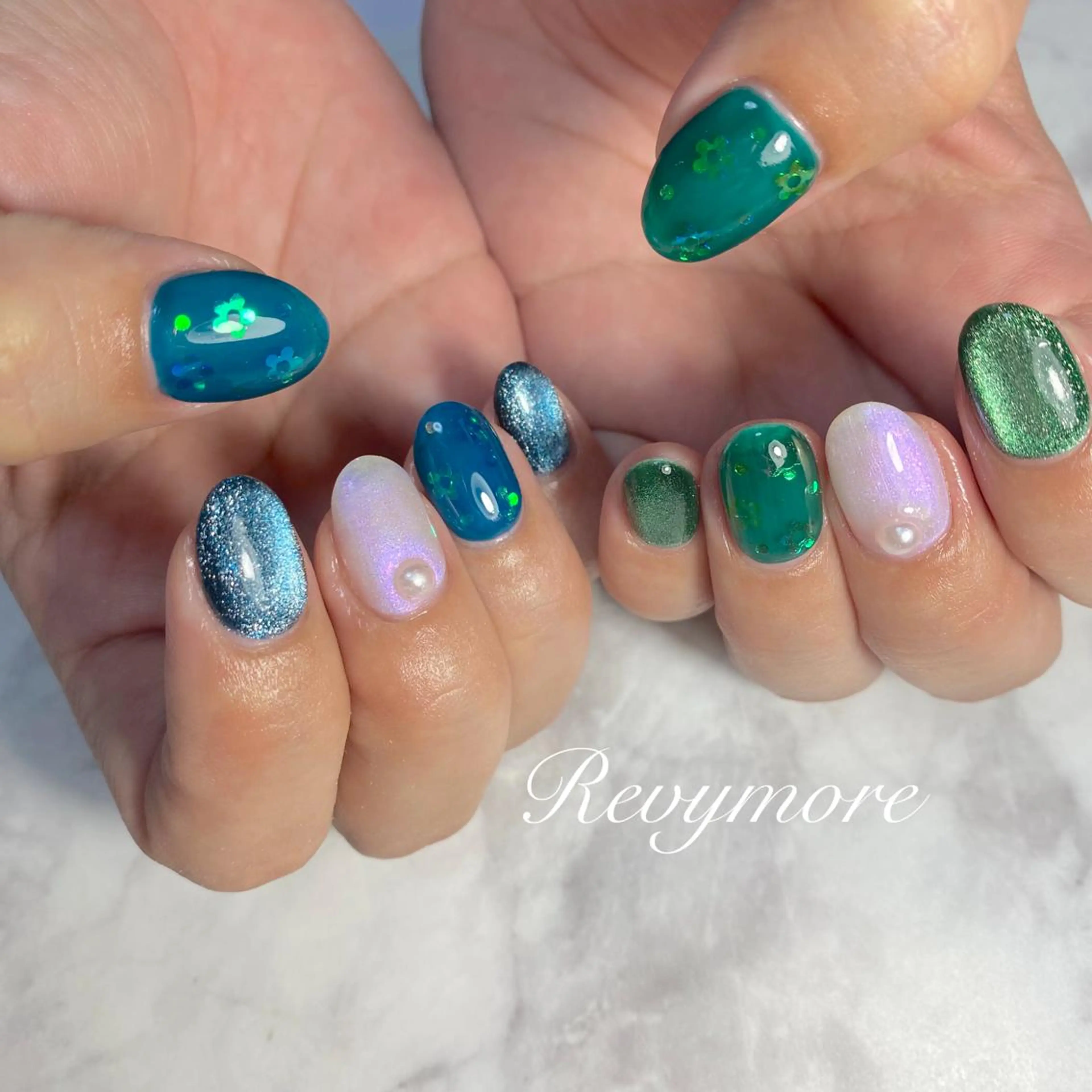 ミディアム ネイル 韓国風ヘア ジェルネイル キラキラネイル 韓国ネイル マグネットネイル nail salon Revymore所属・nail salon Revymoreのネイルデザイン