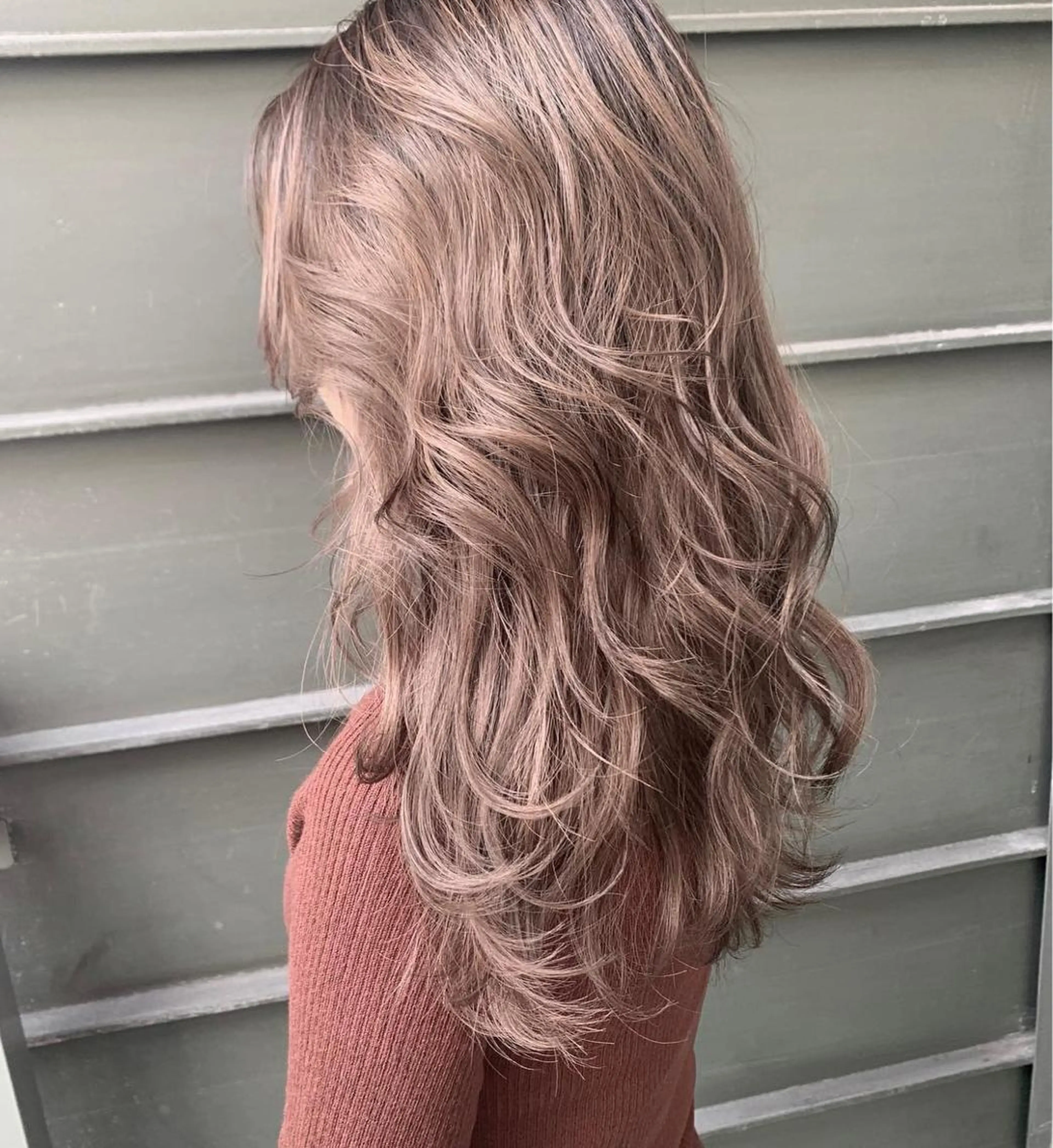 ロング カラー ベージュカラー ピンクカラー ピンクベージュ ヘアカラー トリートメント オフホワイトアンドなんば所属・福西 洋斗のヘアスタイル