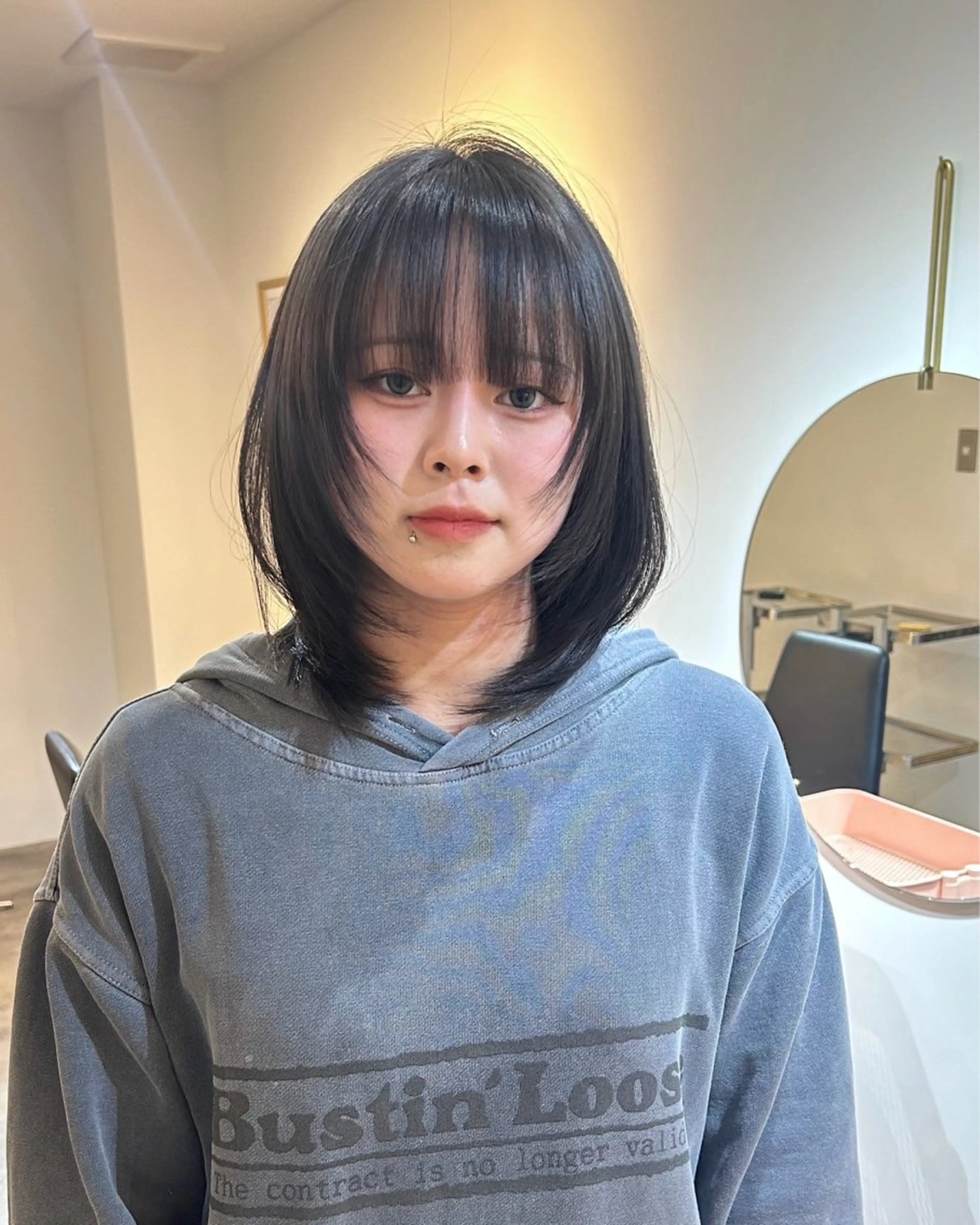 ミディアム three所属・yuuna/ 個性派デザインのヘアスタイル