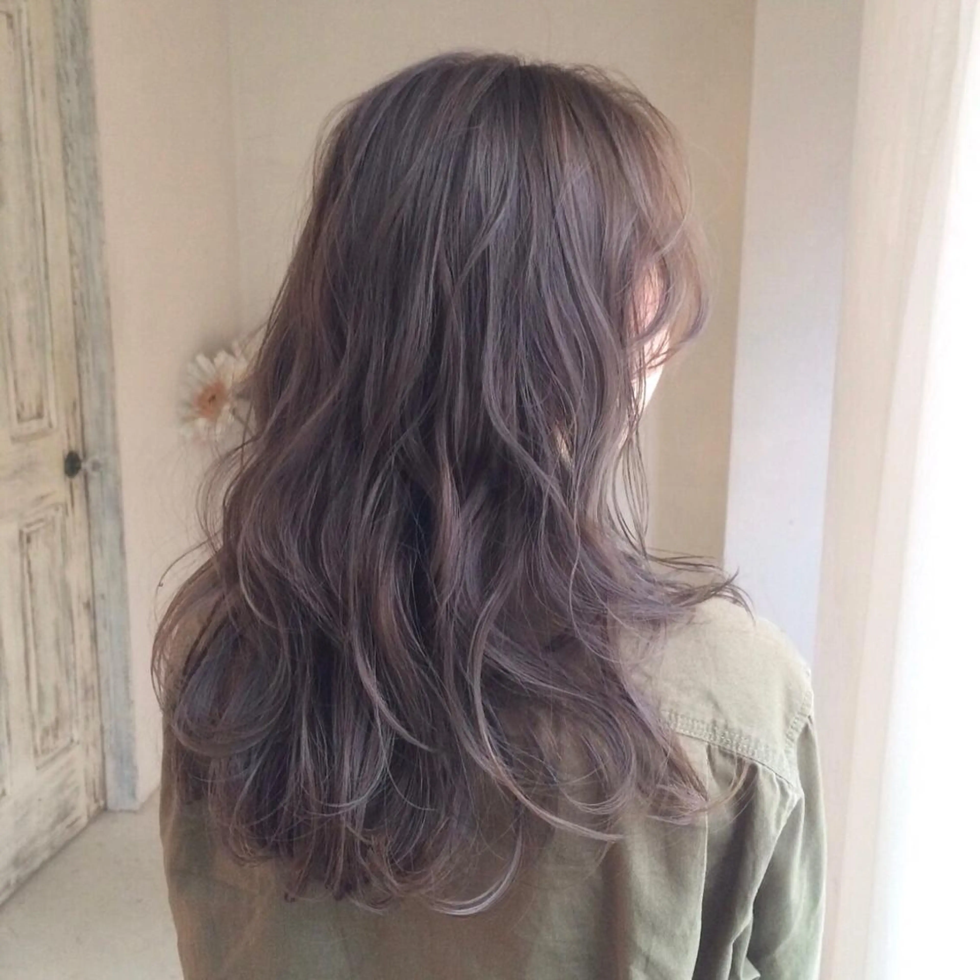 ロング カラー グレージュ ラベンダーカラー ラベンダーグレージュ ラベンダーグレー ROMMY. ロミーのヘアスタイル