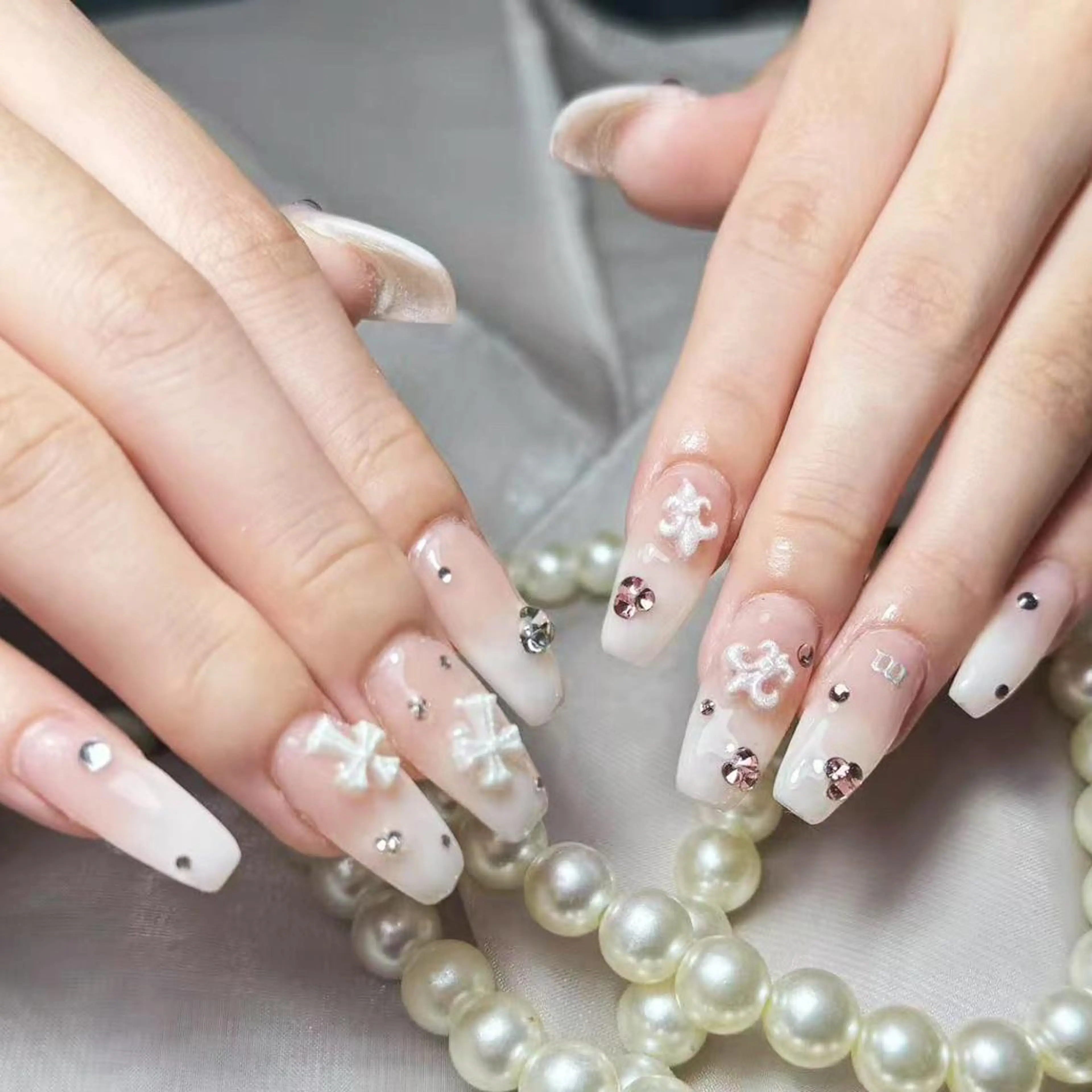 ネイル アートネイル オーロラネイル ガーリー キラキラネイル 韓国ネイル ハンドネイル DIAMOND 💅のネイルデザイン