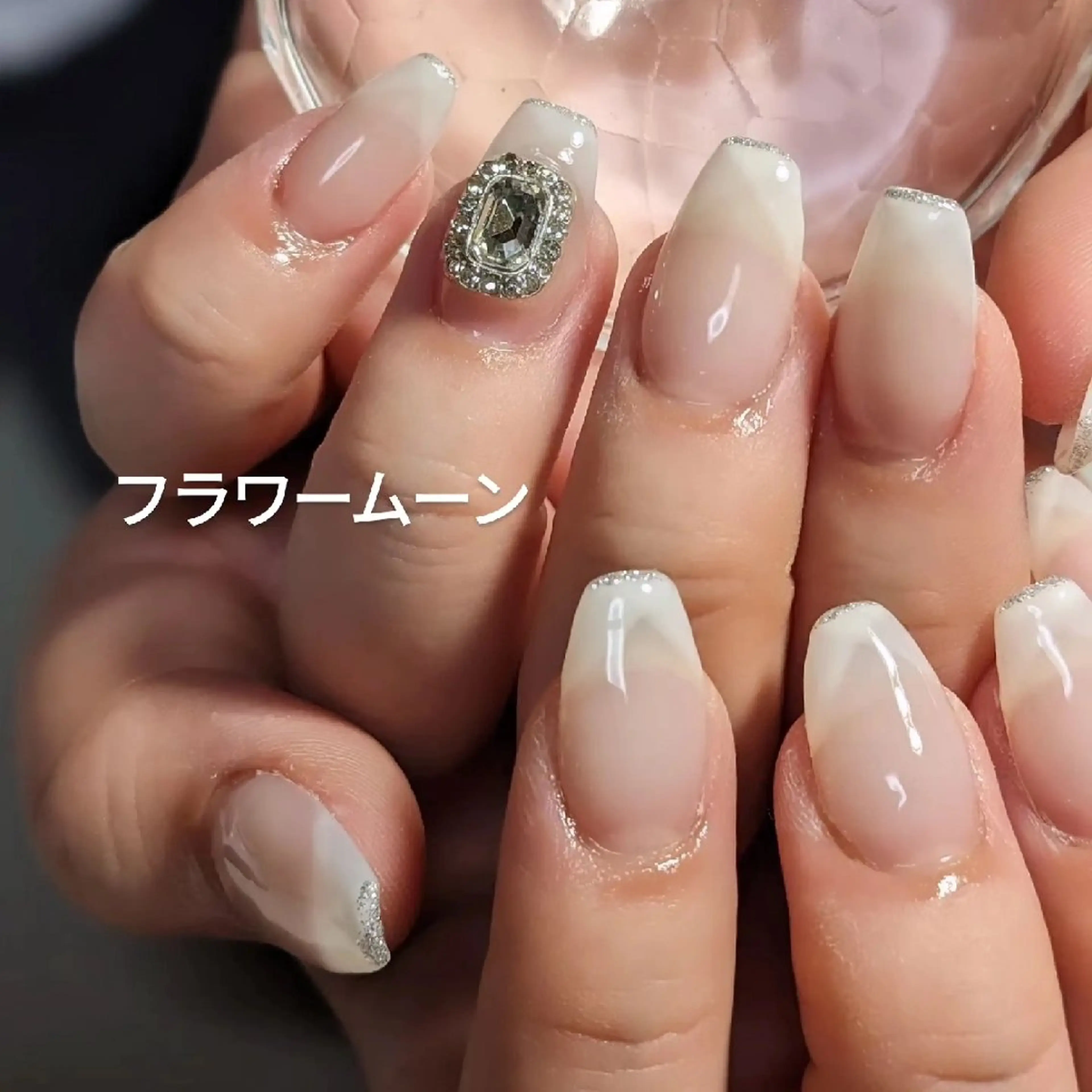 ネイル ダブルフレンチ フレンチネイル シルバー フラワー ムーンのネイルデザイン