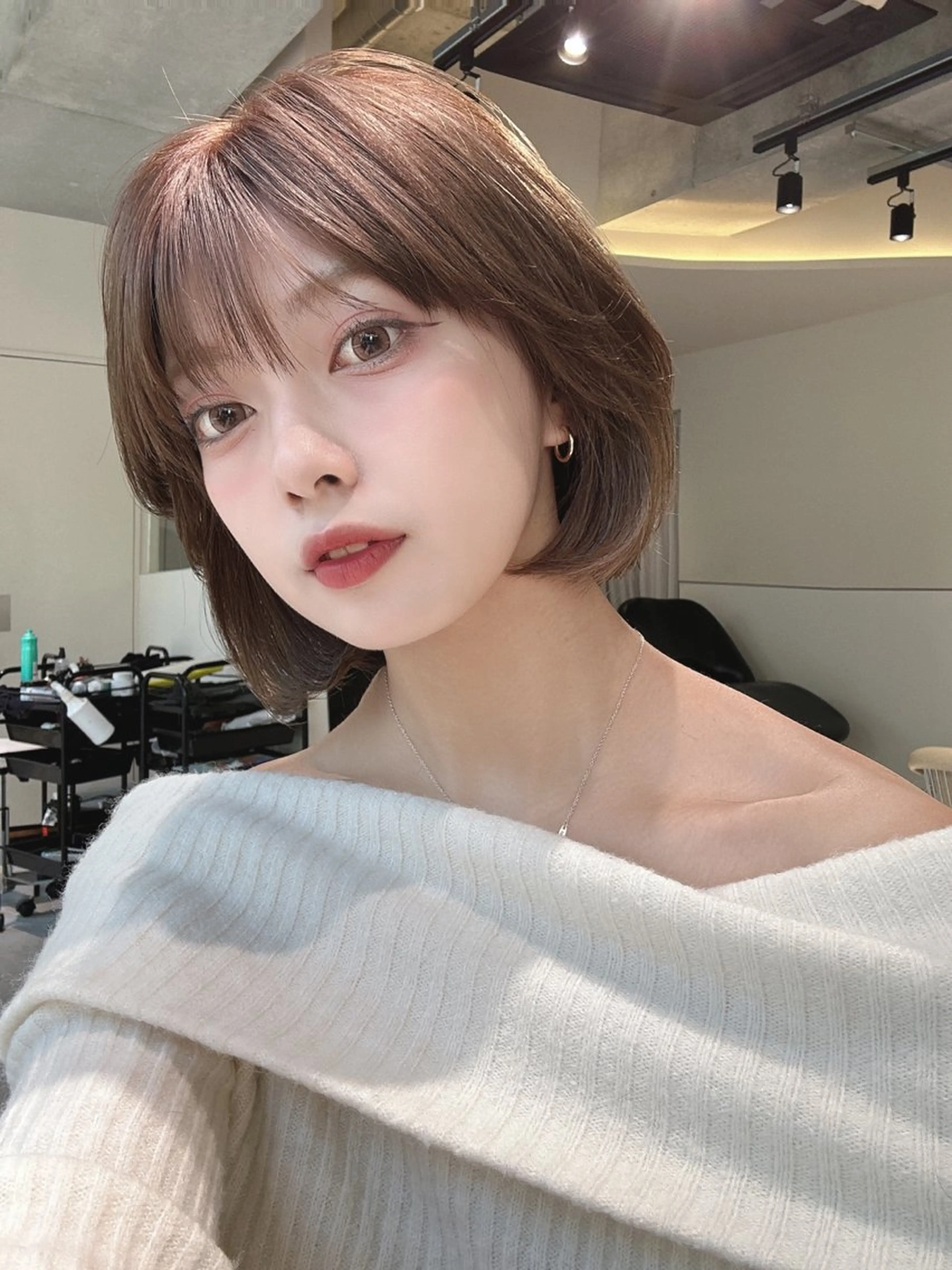 ショート カラー カット ヘアカラー かえ🩶韓国ボブ🎀 透明感カラー🥣のヘアスタイル