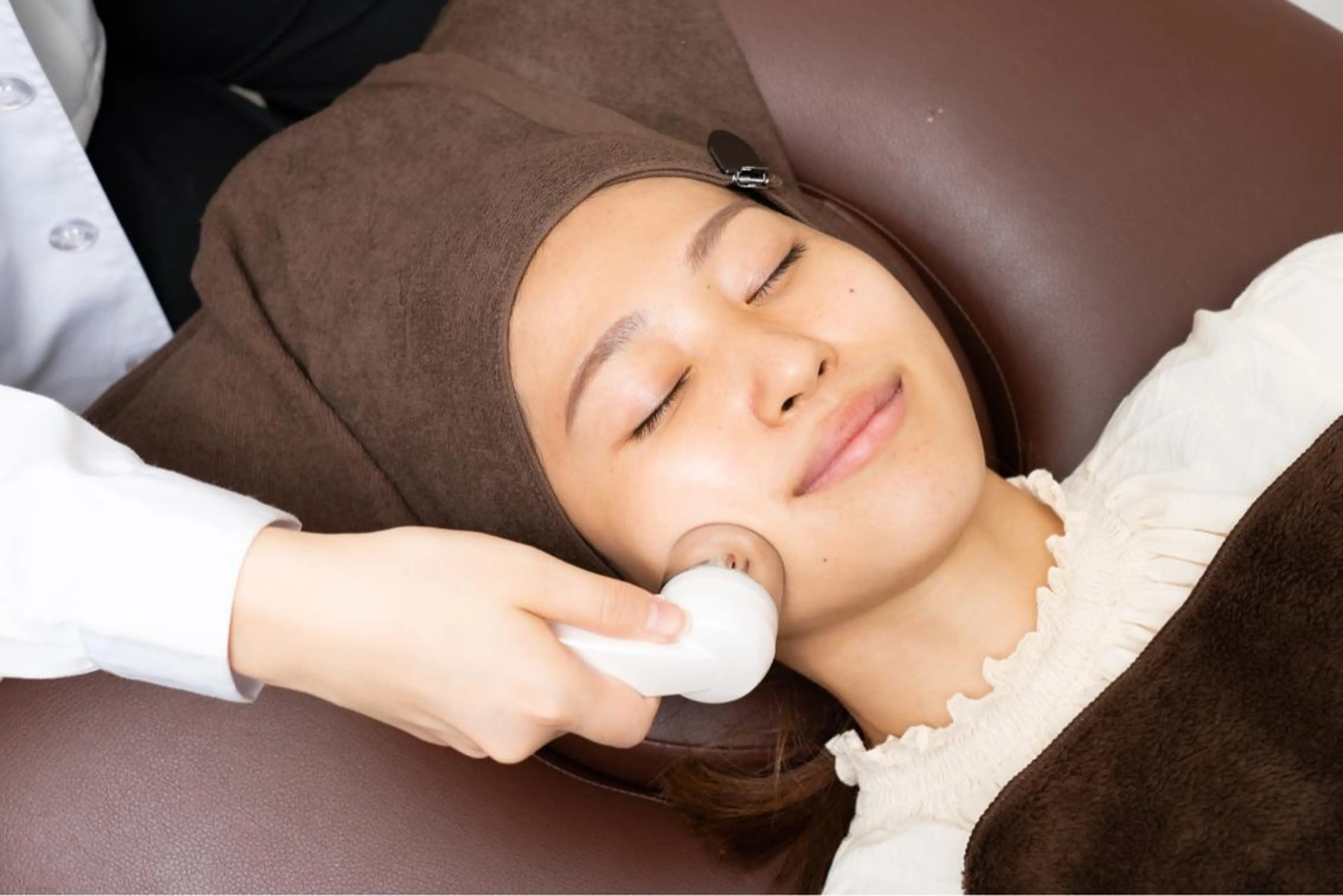 【しわほうれい線二重アゴ改善】贅沢フルコース☆1回 約45分（小顔フェイシャル＋オプション4箇所）の写真