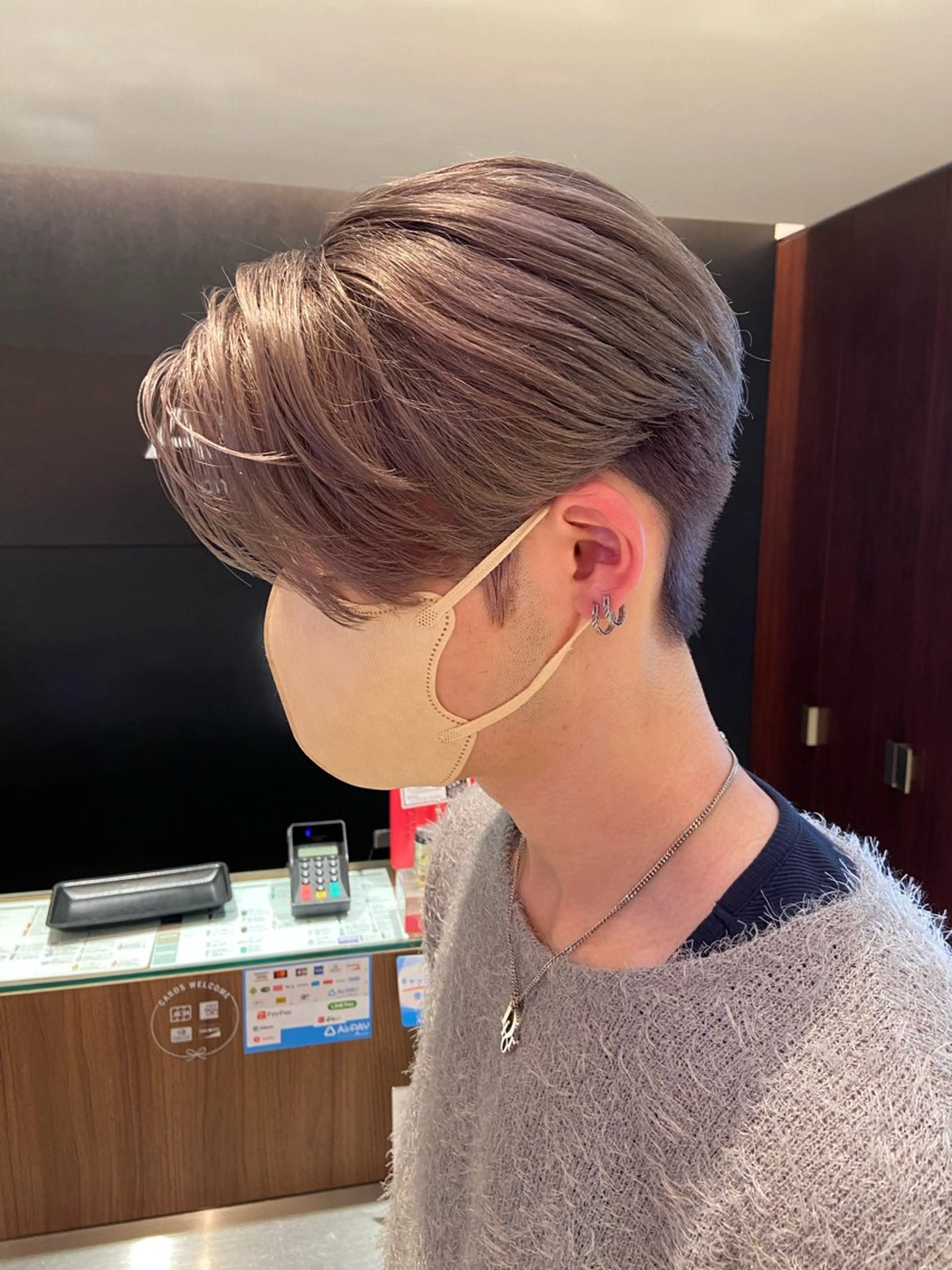 ショート カラー パーマ メンズ センターパート コンマヘア ダウンパーマ カルマパーマ メンズ韓国風 YUKI🇰🇷 カルマ／ダウンパーマのヘアスタイル