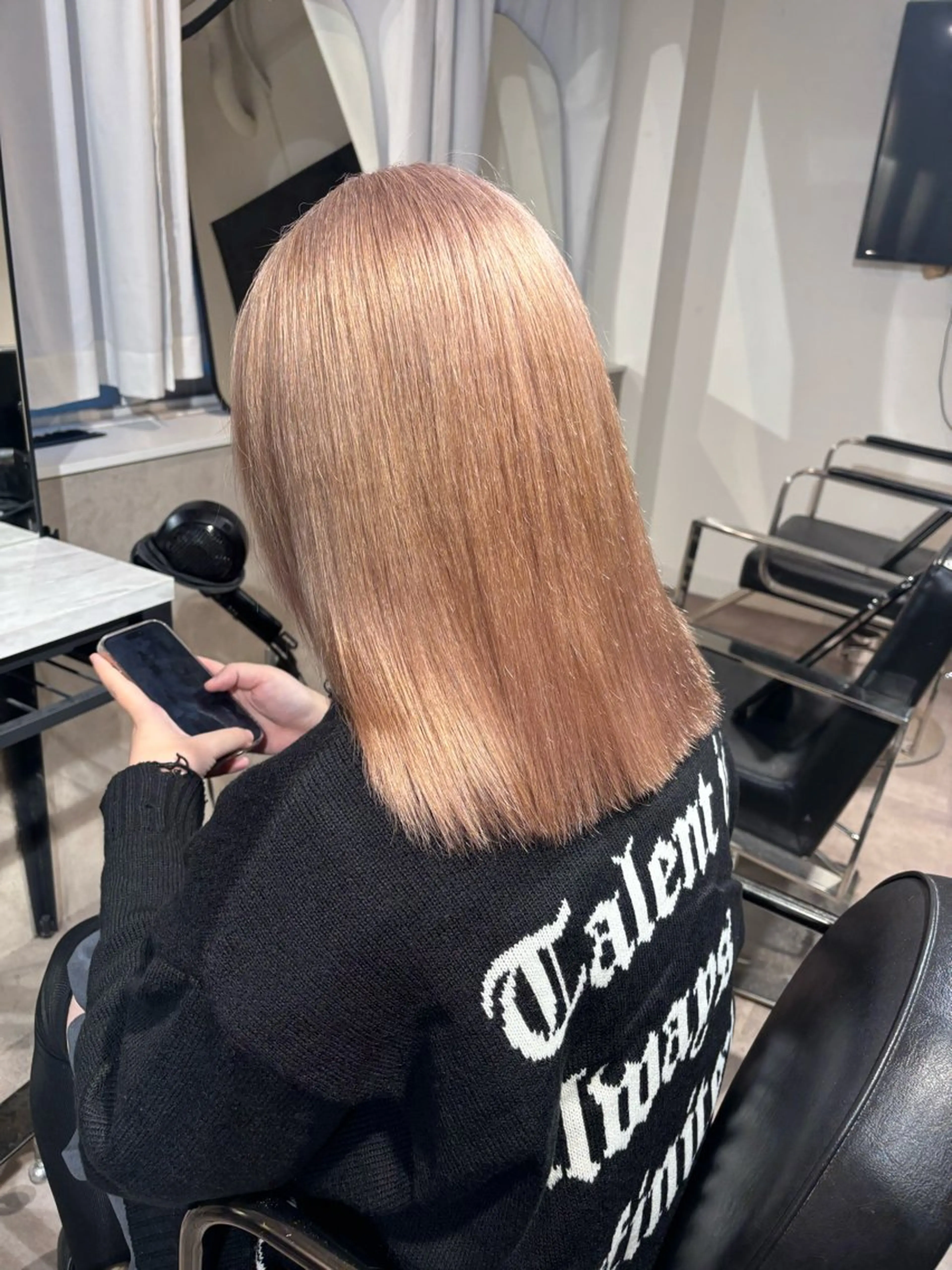 カラー ハイトーン YONIのヘアスタイル