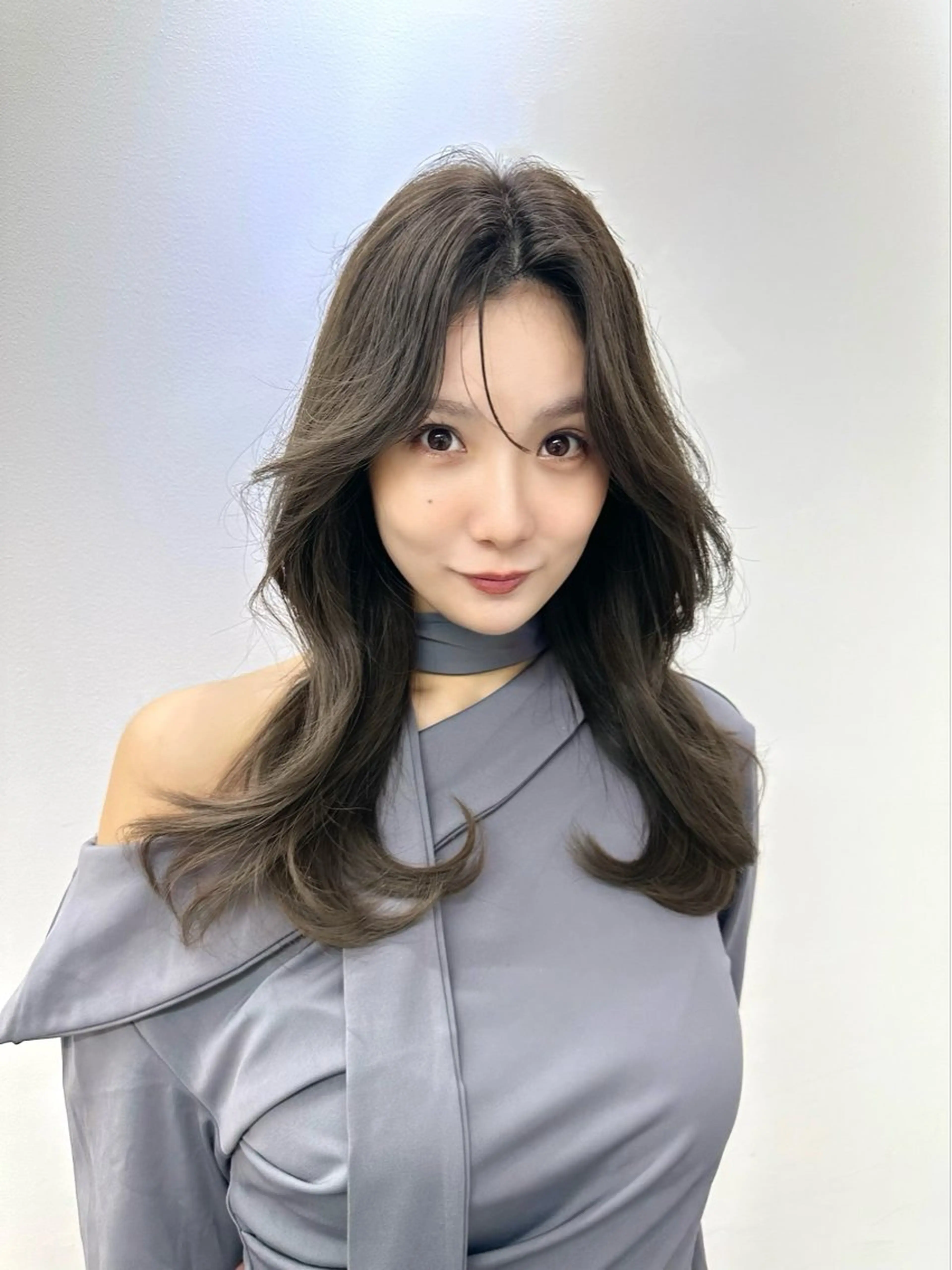 セミロング カラー カット ヘアカラー トリートメント 艶髪レイヤー顔周り グレージュ添田晃基のヘアスタイル