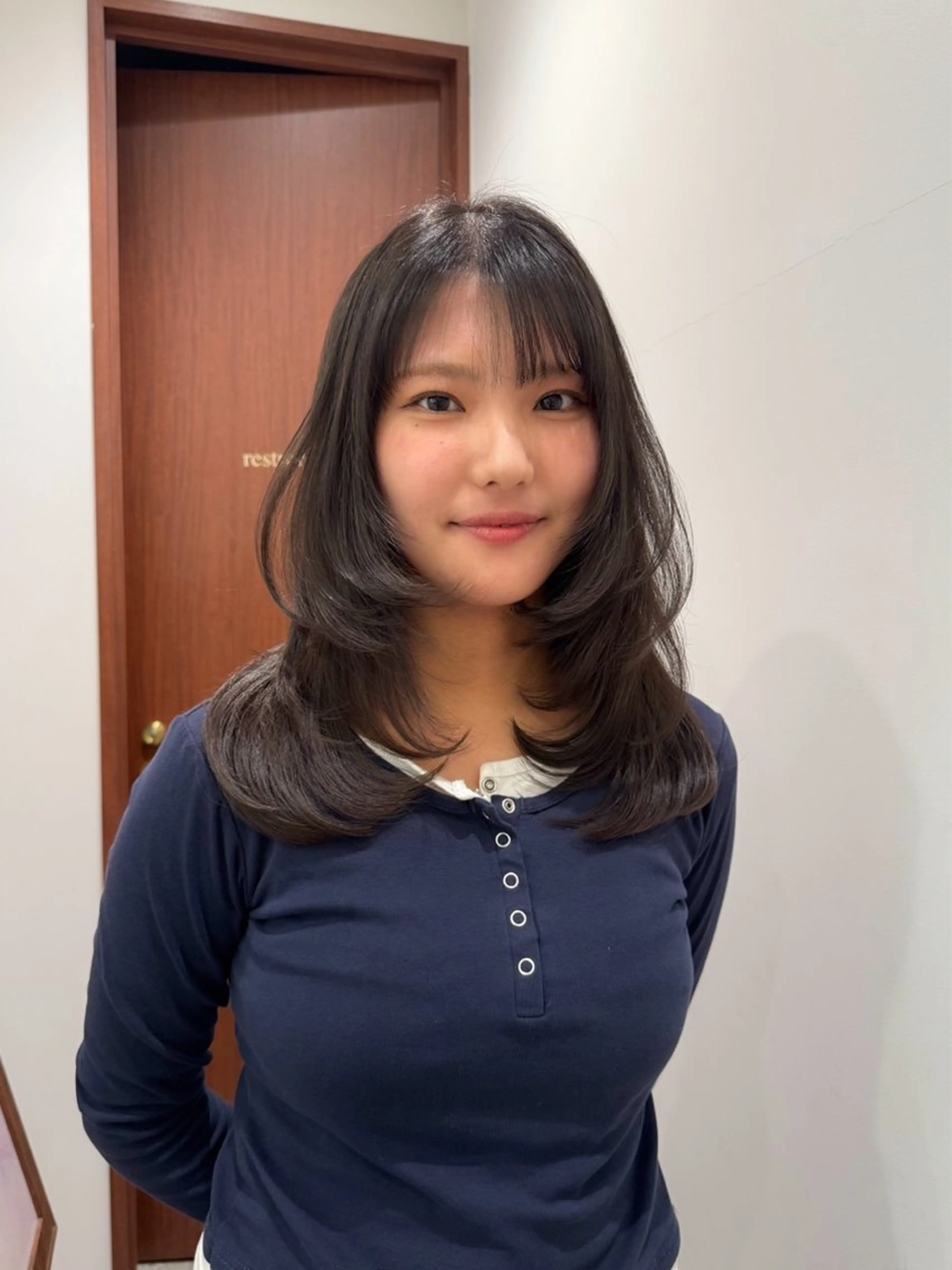 セミロング カラー ヘアアレンジ ブリーチ ダブルカラー イヤリングカラー イルミナカラー ブリーチなしカラー カット ヘアカラー トリートメント 立川レイヤー 透明感カラーaoiのヘアスタイル