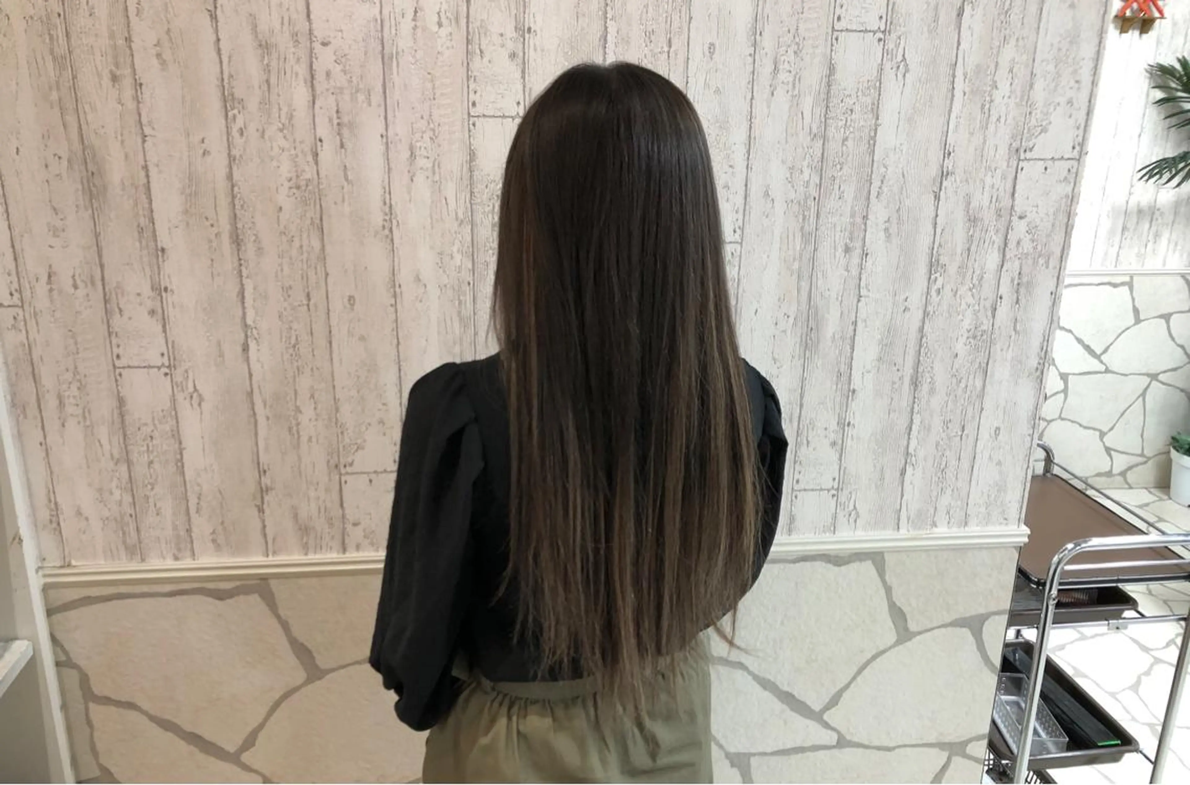 セミロング カラー シールエクステ ブリーチ エクステ 髪質改善【縮毛矯正】 美髪ボブを量産する人のヘアスタイル