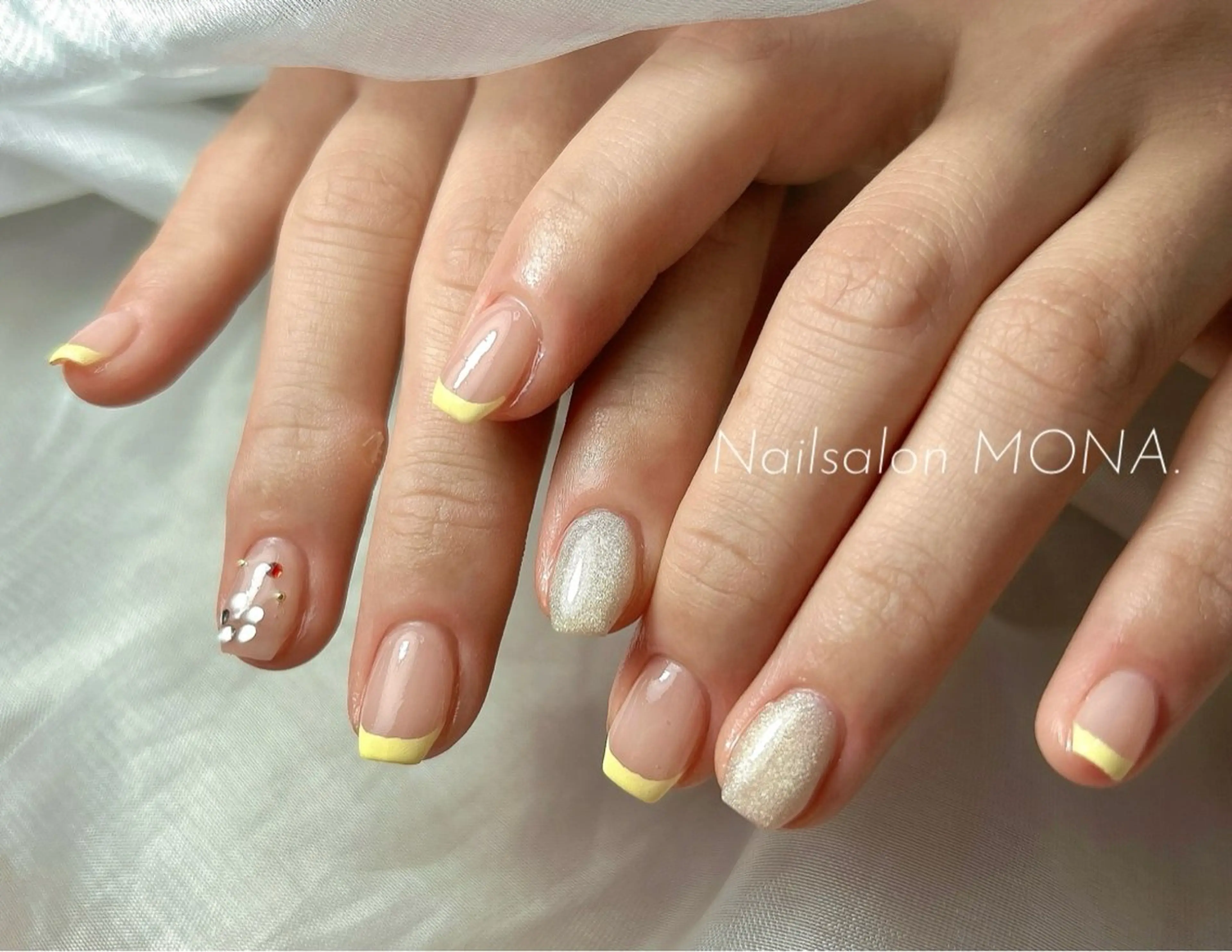 ネイル フレンチネイル 黄色 ハンドネイル Nailsalon MONA.のネイルデザイン