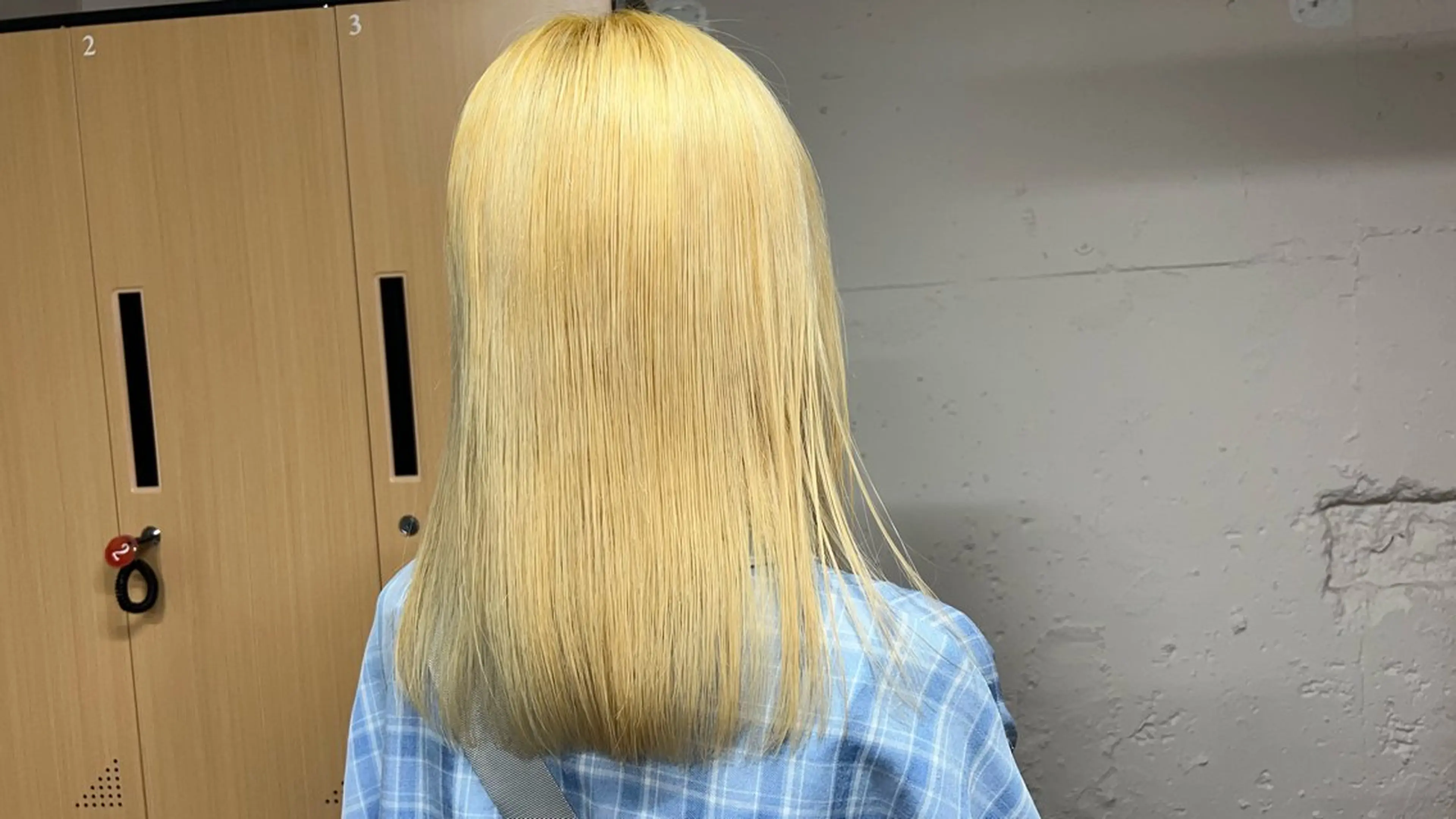 セミロング カラー ブリーチ 抜きっぱなしブロンド ブロンド トリートメント ヘアカラー 🎀tokute ナオ🧸のヘアスタイル