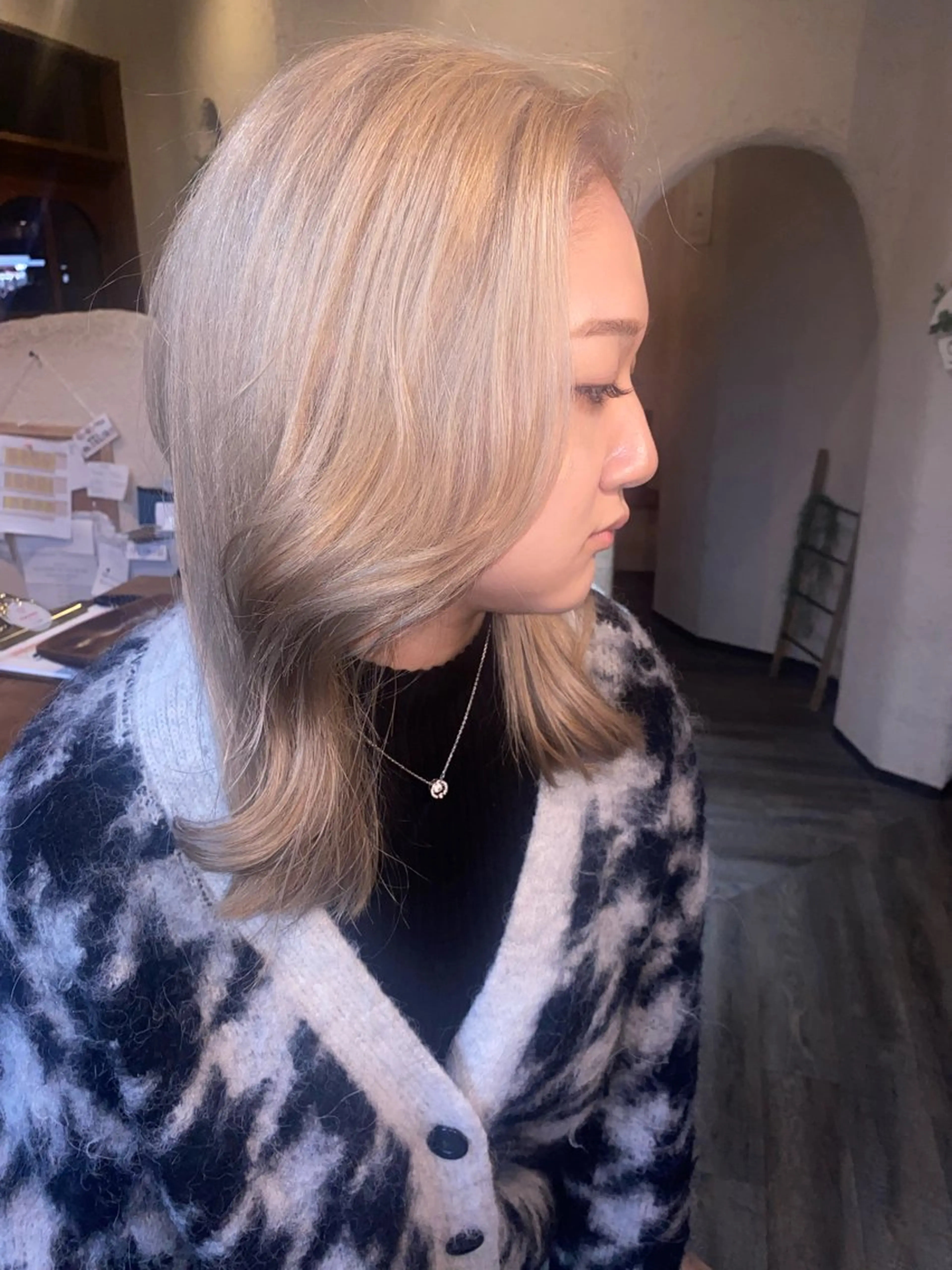 カラー Bish Yanaのヘアスタイル