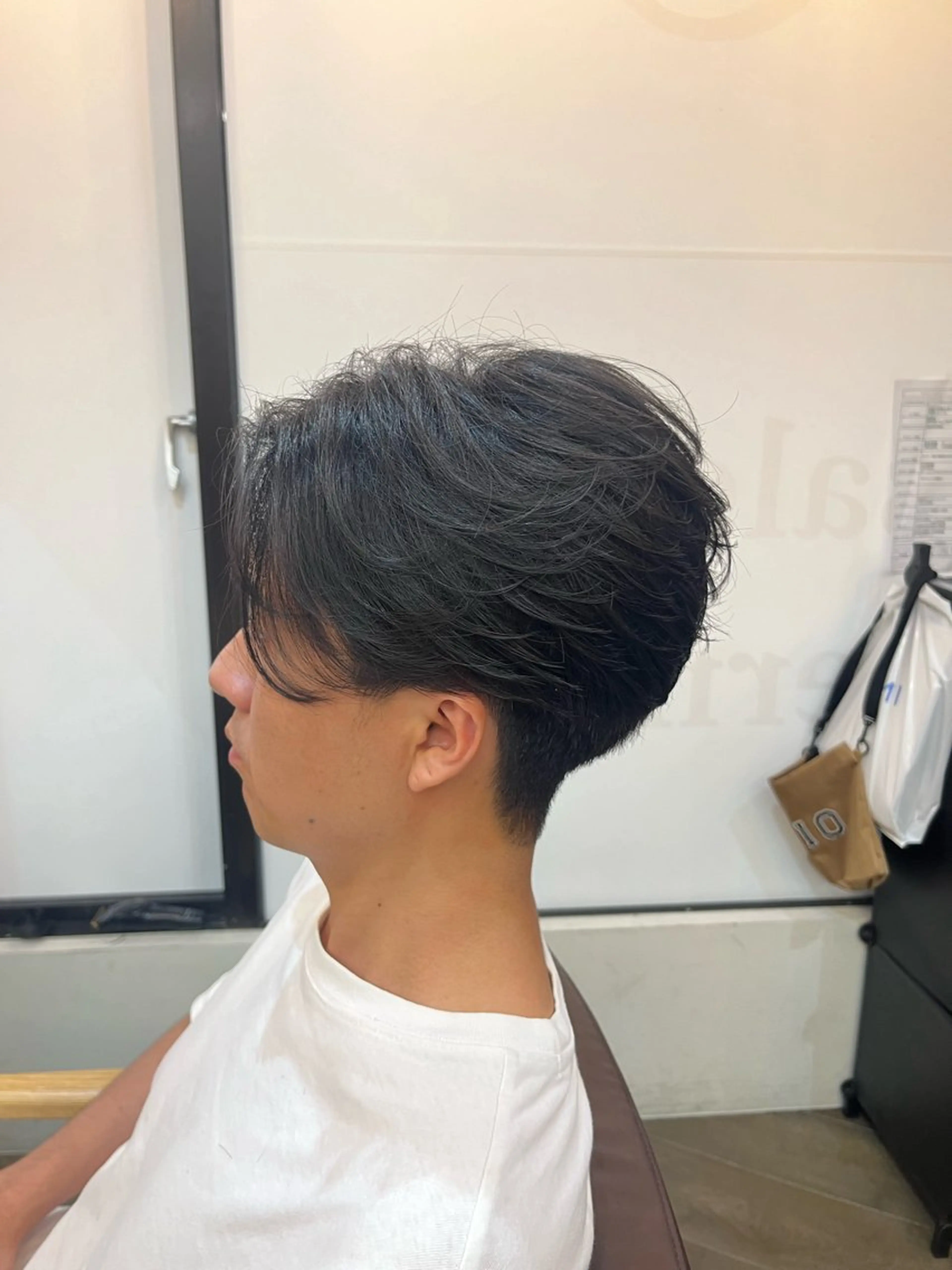 ショート パーマ メンズ フェザーパーマ メンズパーマ ニュアンスパーマ カット パーマ 韓国風メンズ/毛流れ ヘアなら須田龍世のヘアスタイル