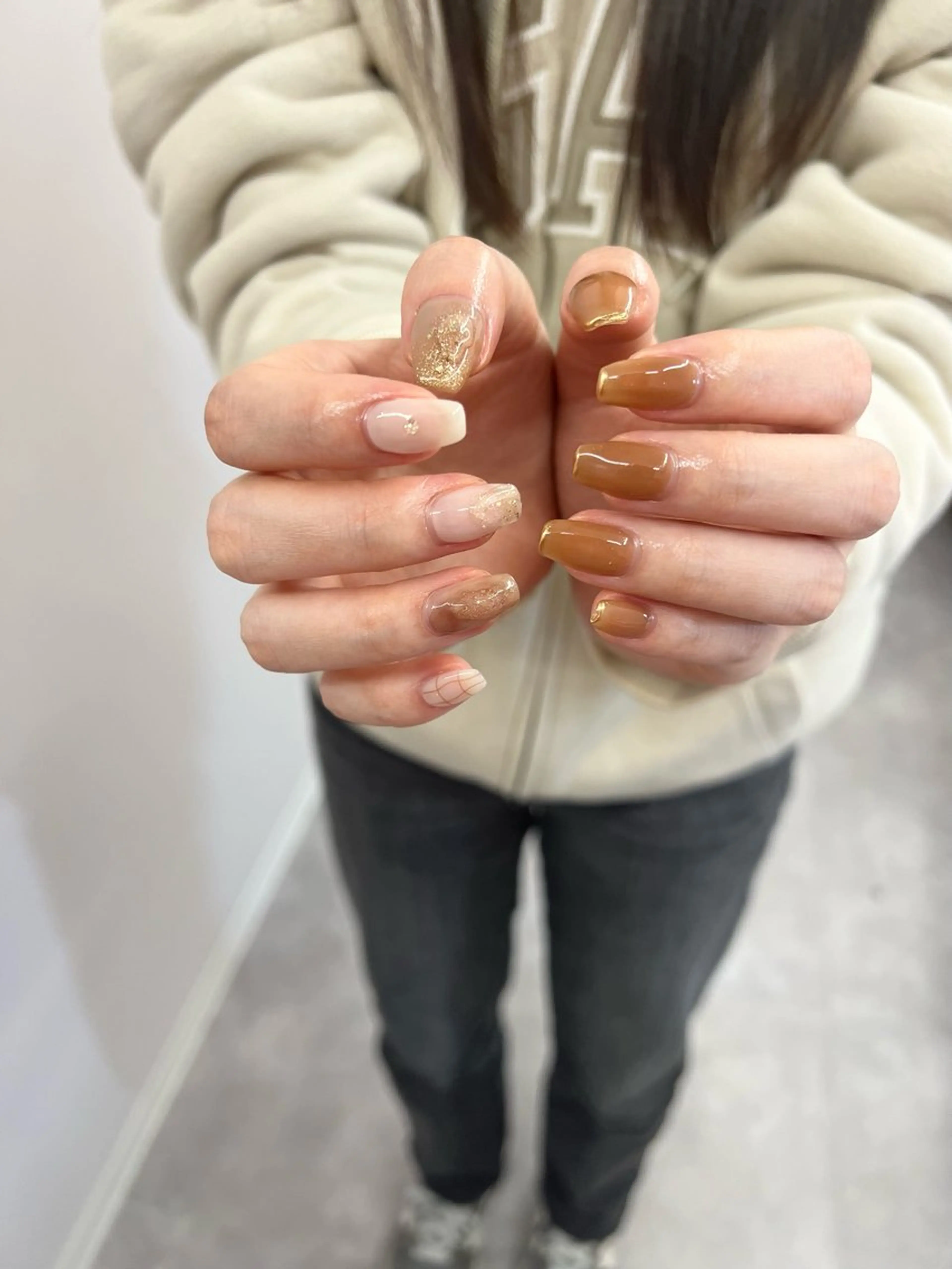 ネイル ブラウン ジェルネイル ゴールド 韓国ネイル マグネットネイル ハンドネイル ハンドケア Bana_ Nailのネイルデザイン