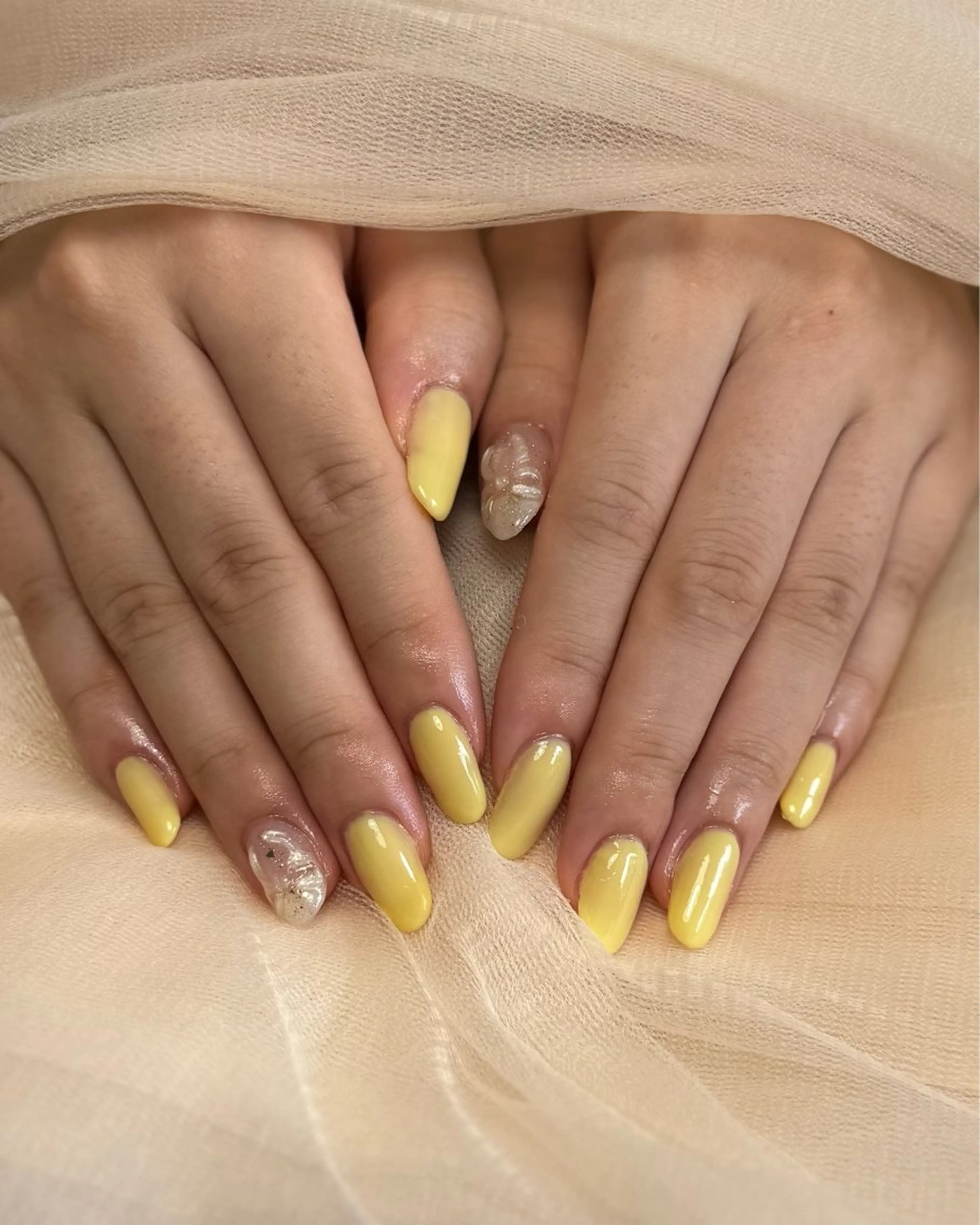 ネイル ぷっくりネイル リボン 黄色 ハンドネイル via nailのネイルデザイン