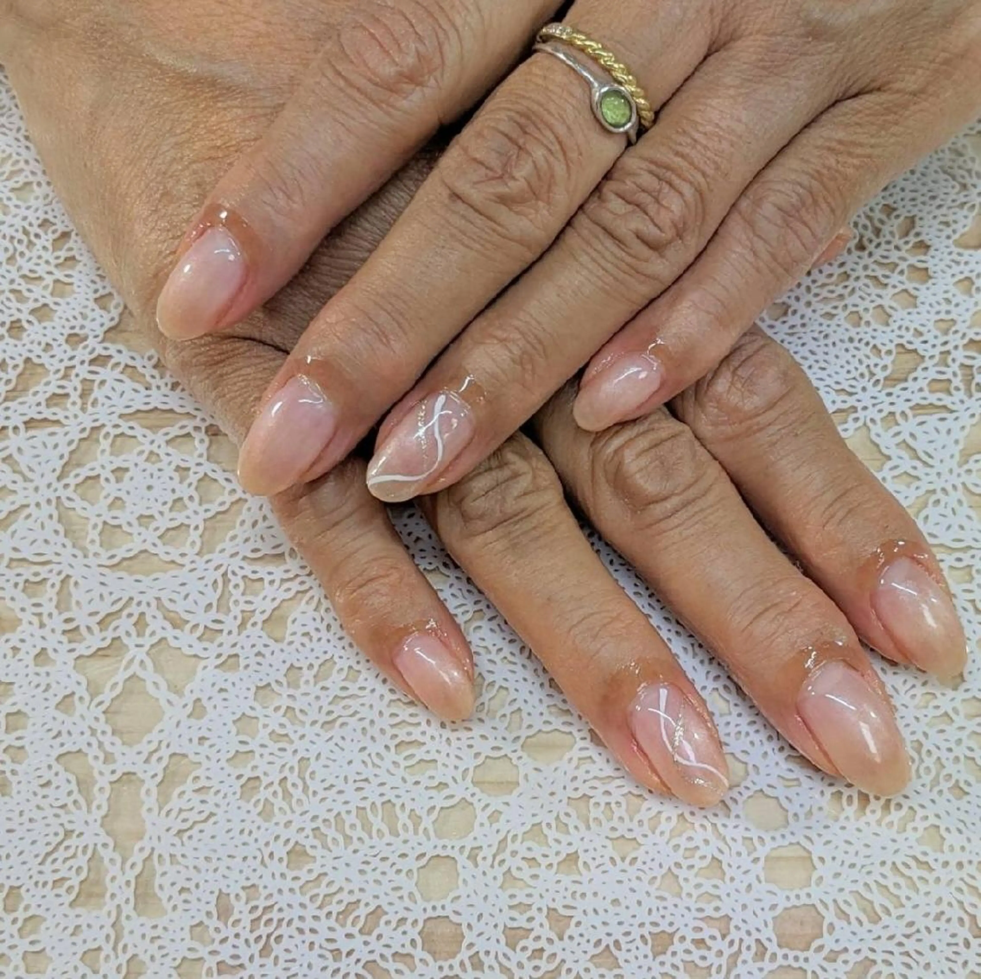 ネイル ゴールド グラデーション オフィスネイル ピンク ハンドネイル ネイルサロンベルティ .keikoのネイルデザイン