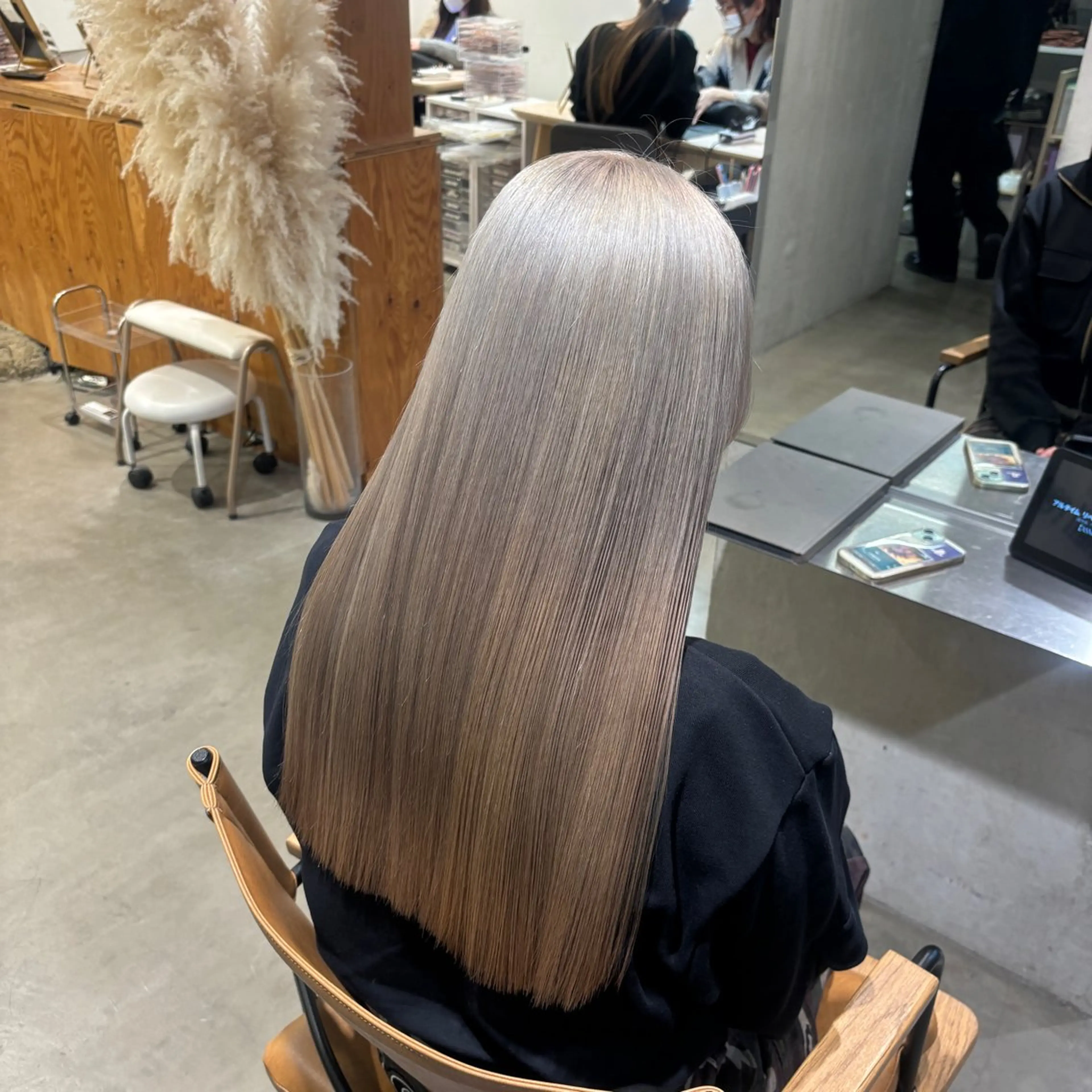 ロング カラー ベージュカラー ホワイトベージュ 小木曽 里華のヘアスタイル