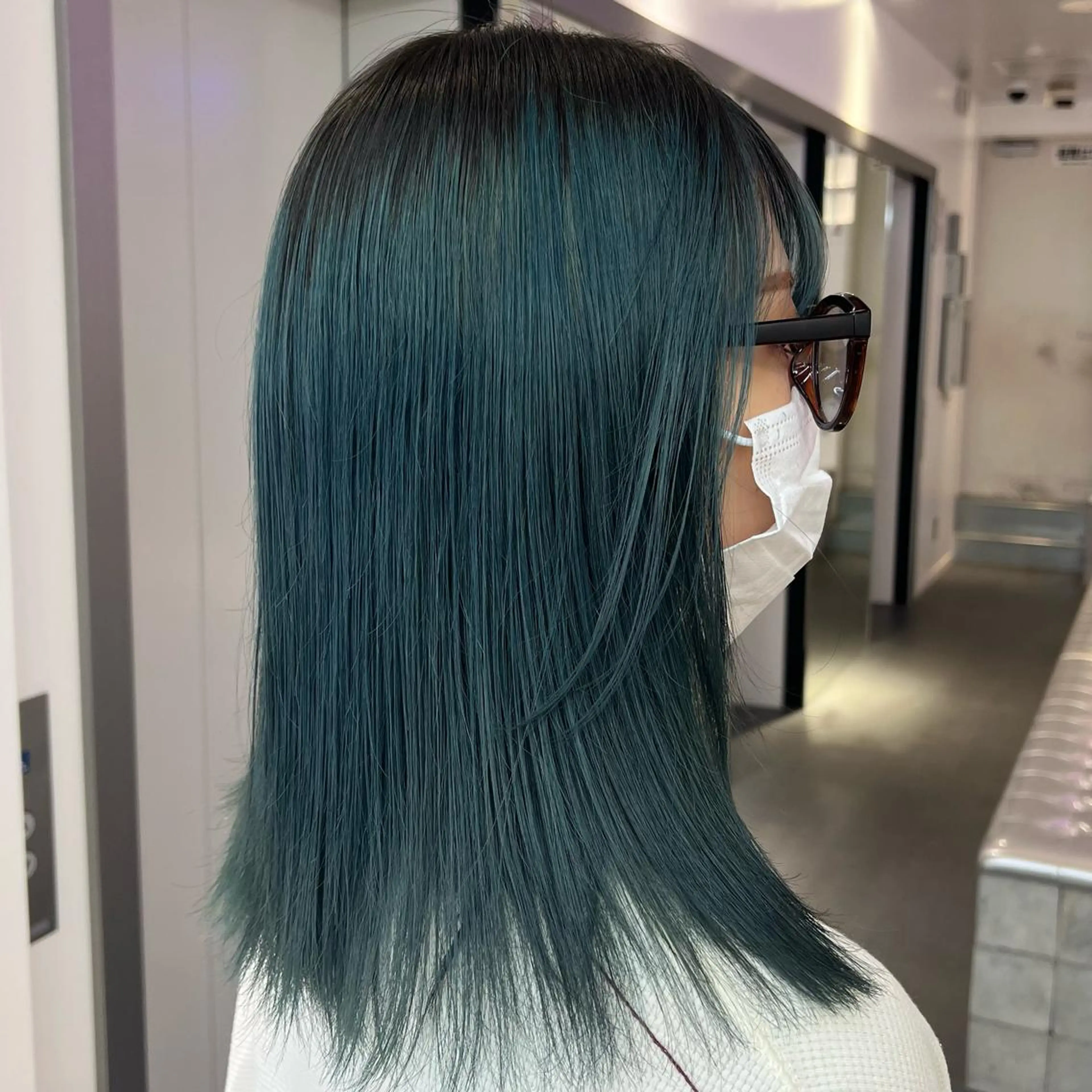 セミロング カラー 🌼動き×透明感🩵 ハイトーン/ナナのヘアスタイル