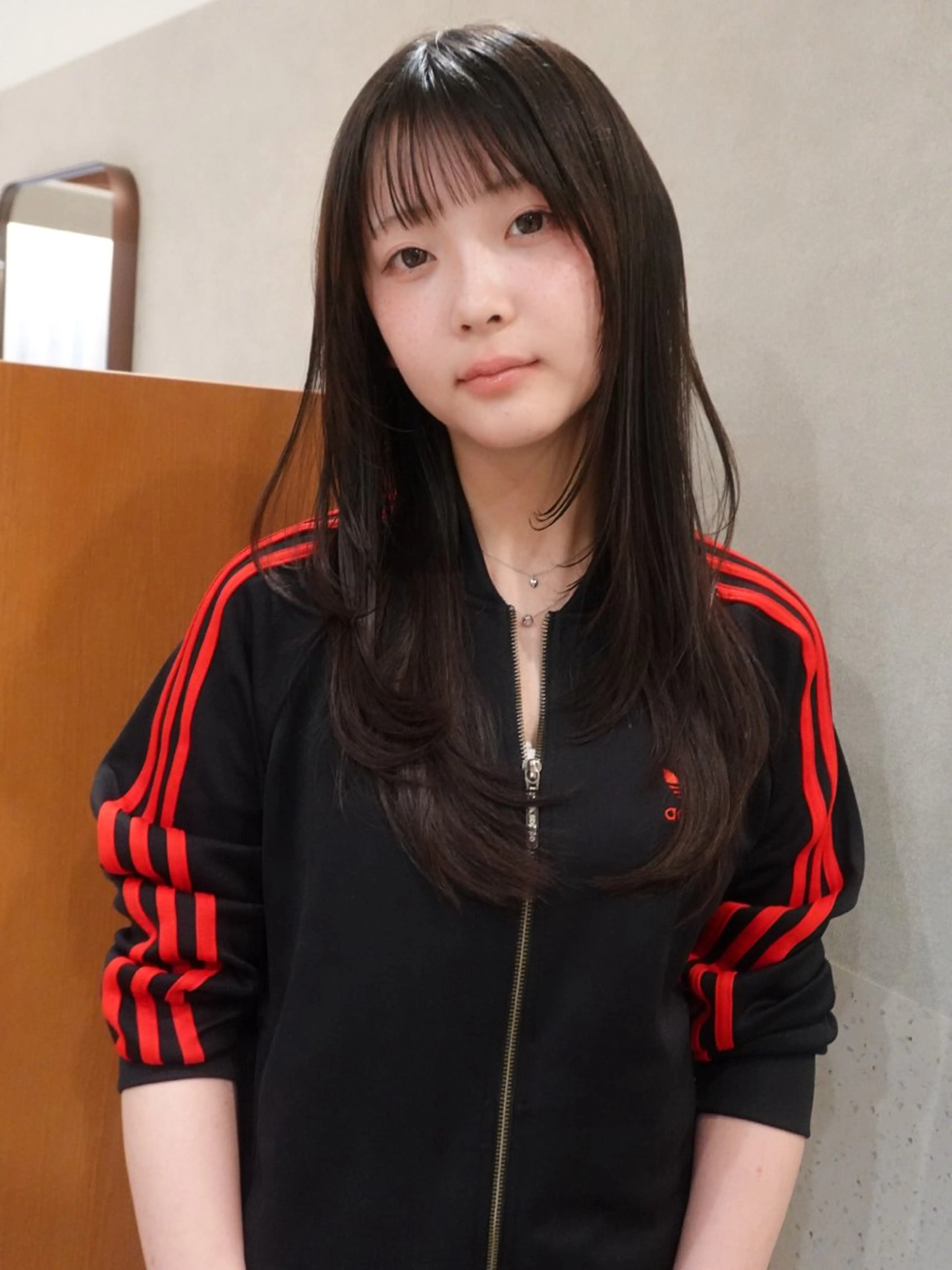 ミディアム ミディアムレイヤー デザインカット 顔周りカット 韓国風ヘア レイヤーカット ヘアカラー トリートメント 梅田/レイヤーカット /ミルクティーカラーのヘアスタイル