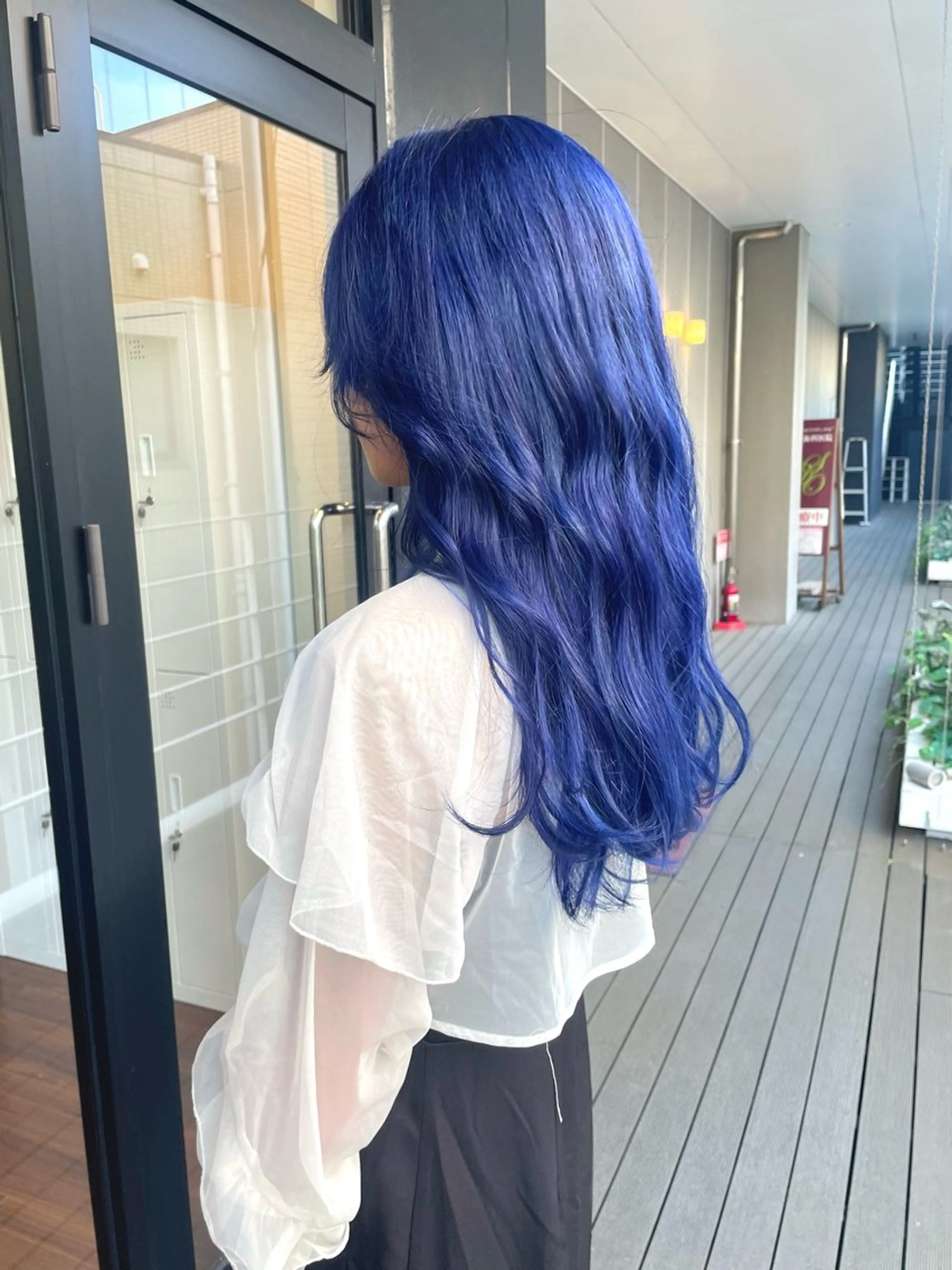 セミロング ヘアカラー トリートメント mika｜ブルーカラ ー｜ハイトーンカラーのヘアスタイル