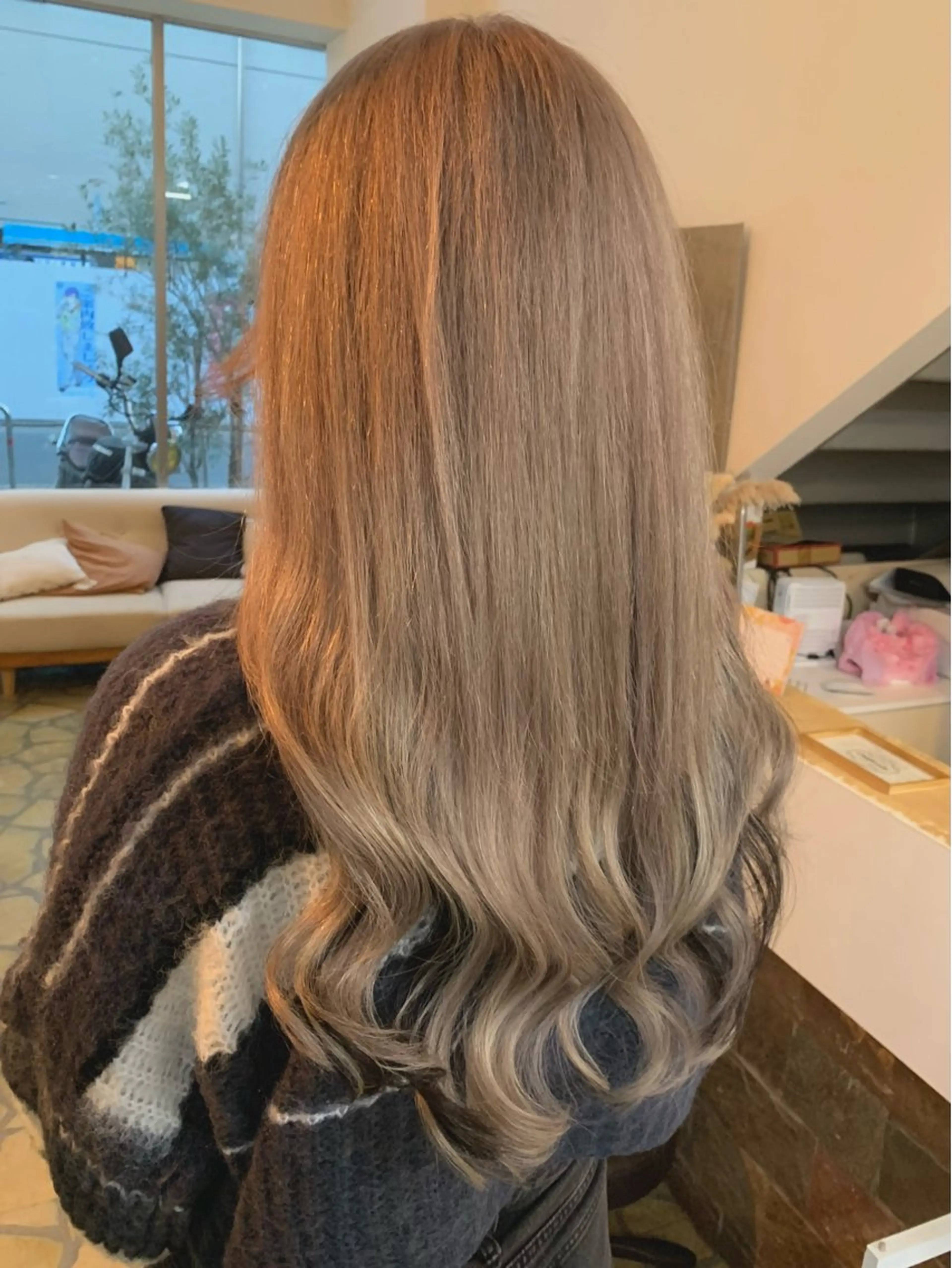 ロング カラー シールエクステ ベージュカラー 黒髪 インナーカラー ミルクティーベージュ ヘアカラー トリートメント エクステ 小笠原 菜緒のヘアスタイル